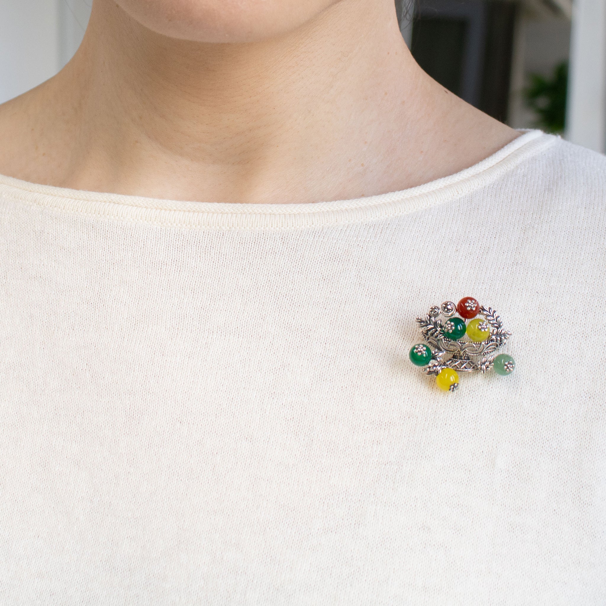 グリーンカルセドニー/イエローカルセドニー シルバーブローチ兼ペンダントトップ(セザンヌ「コンポートのある静物」モチーフ)《26A01406》