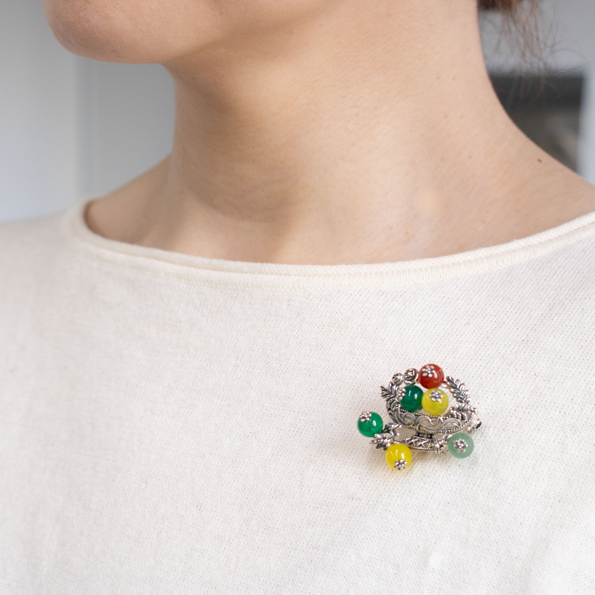 グリーンカルセドニー/イエローカルセドニー シルバーブローチ兼ペンダントトップ(セザンヌ「コンポートのある静物」モチーフ)《26A01406》