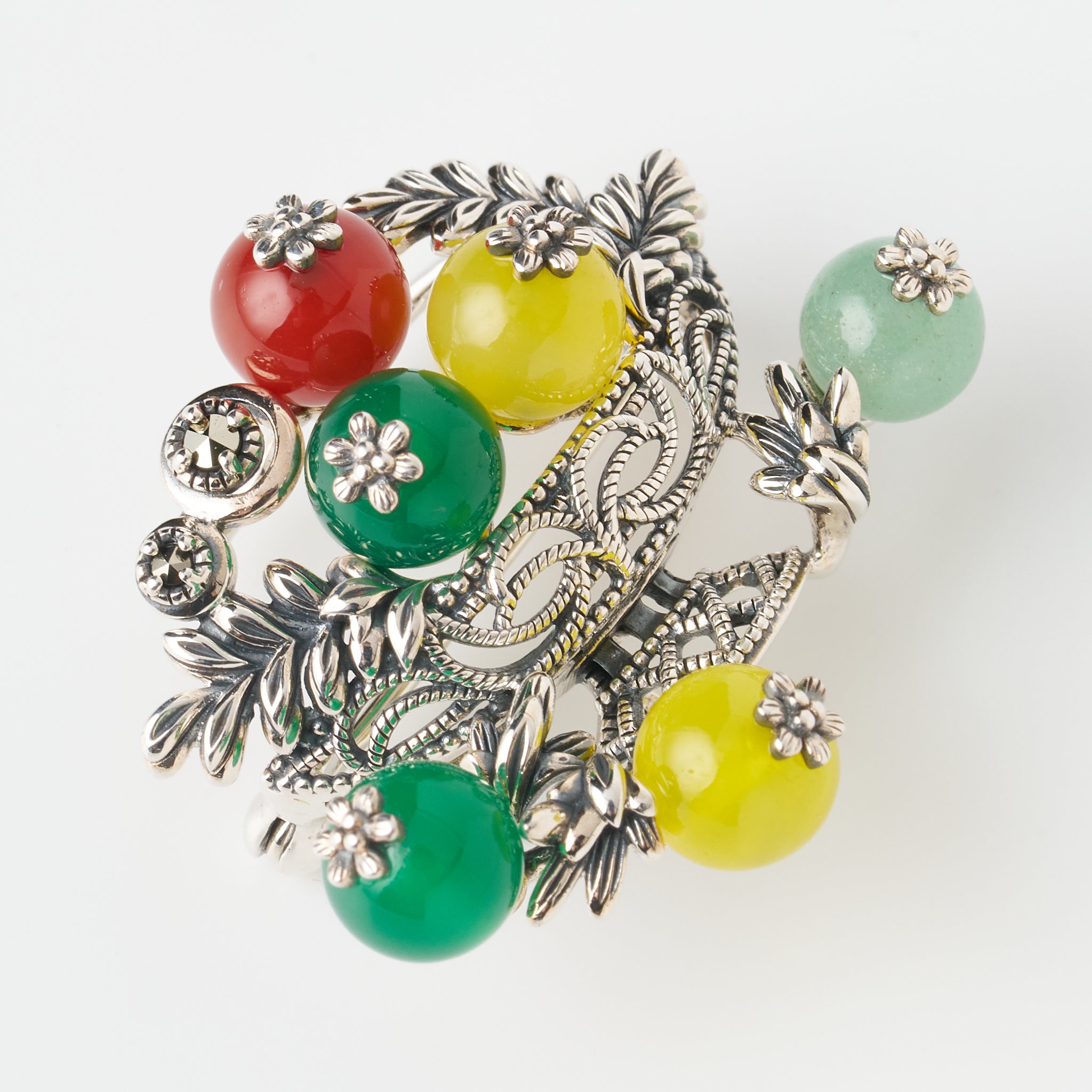 グリーンカルセドニー/イエローカルセドニー シルバーブローチ兼ペンダントトップ(セザンヌ「コンポートのある静物」モチーフ)《26A01406》