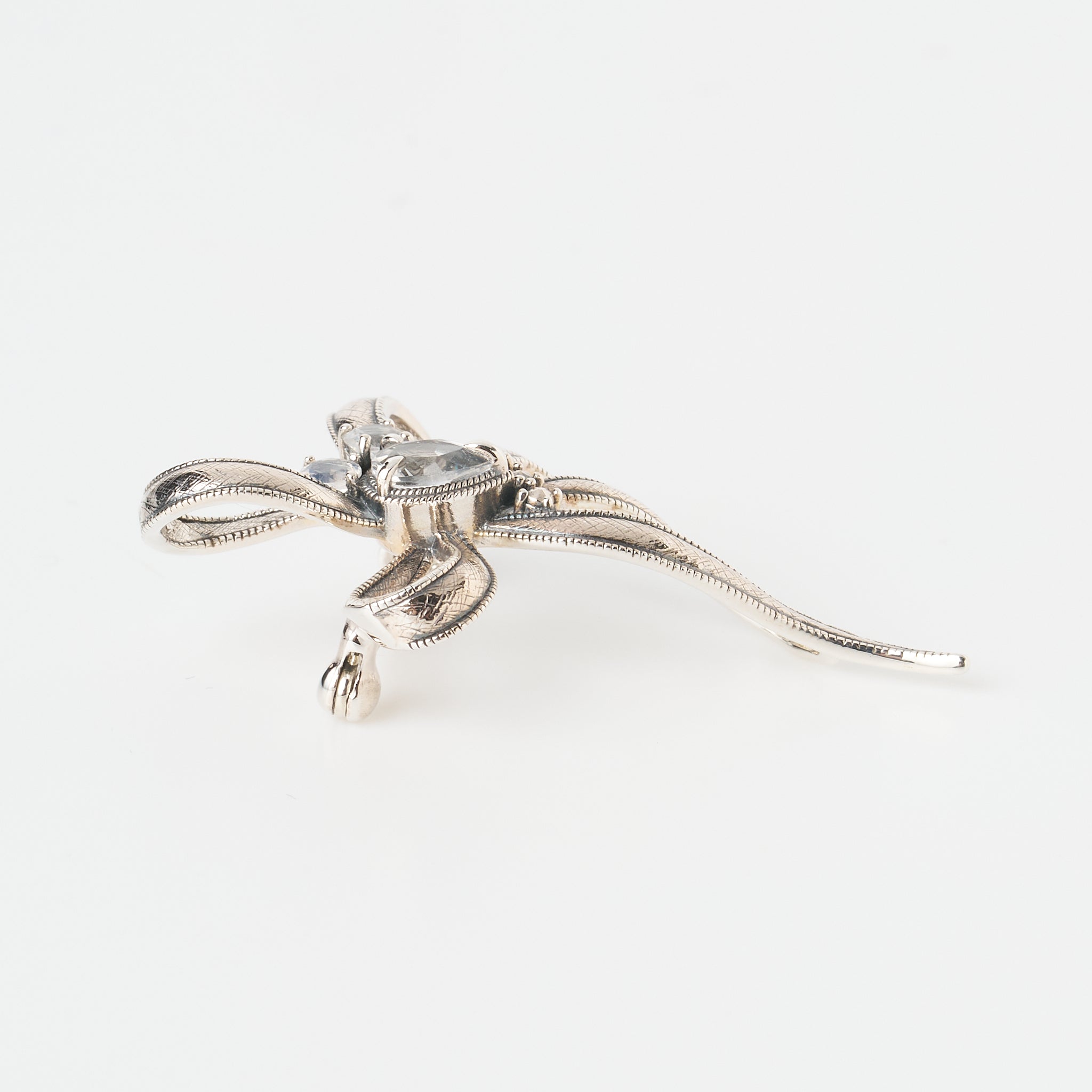 ホワイトトパーズ/ラブラドライト シルバーブローチ兼ペンダントトップ(リボンモチーフ)《26A01408》