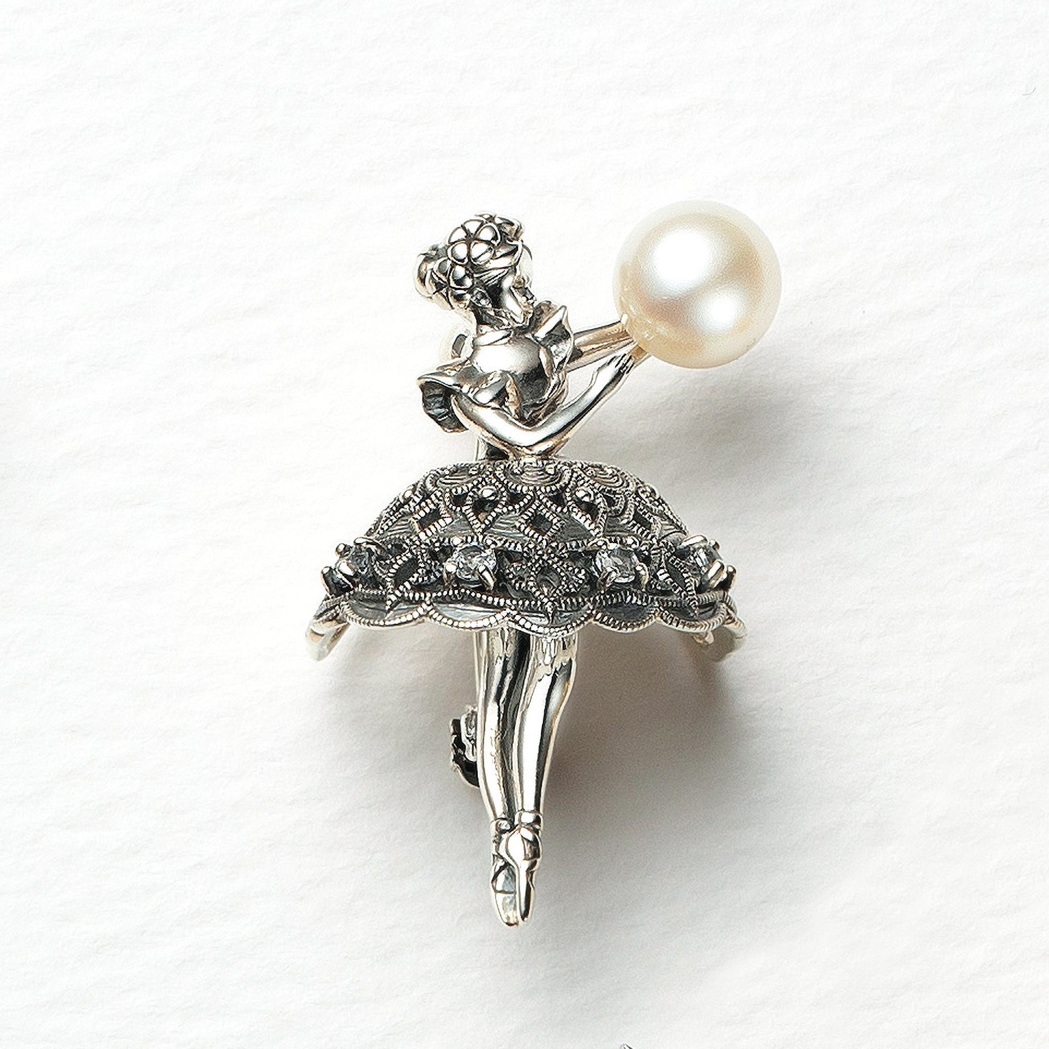 パール/ホワイトトパーズ シルバーブローチ兼ペンダントトップ(バレリーナモチーフ)《26A01410》