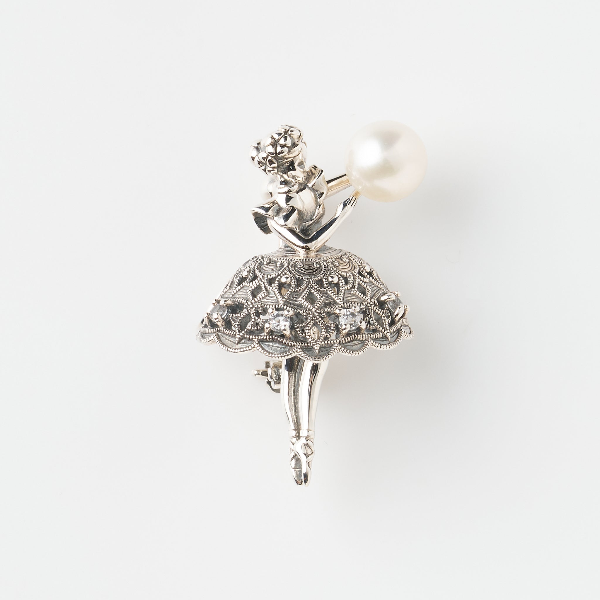 パール/ホワイトトパーズ シルバーブローチ兼ペンダントトップ(バレリーナモチーフ)《26A01410》