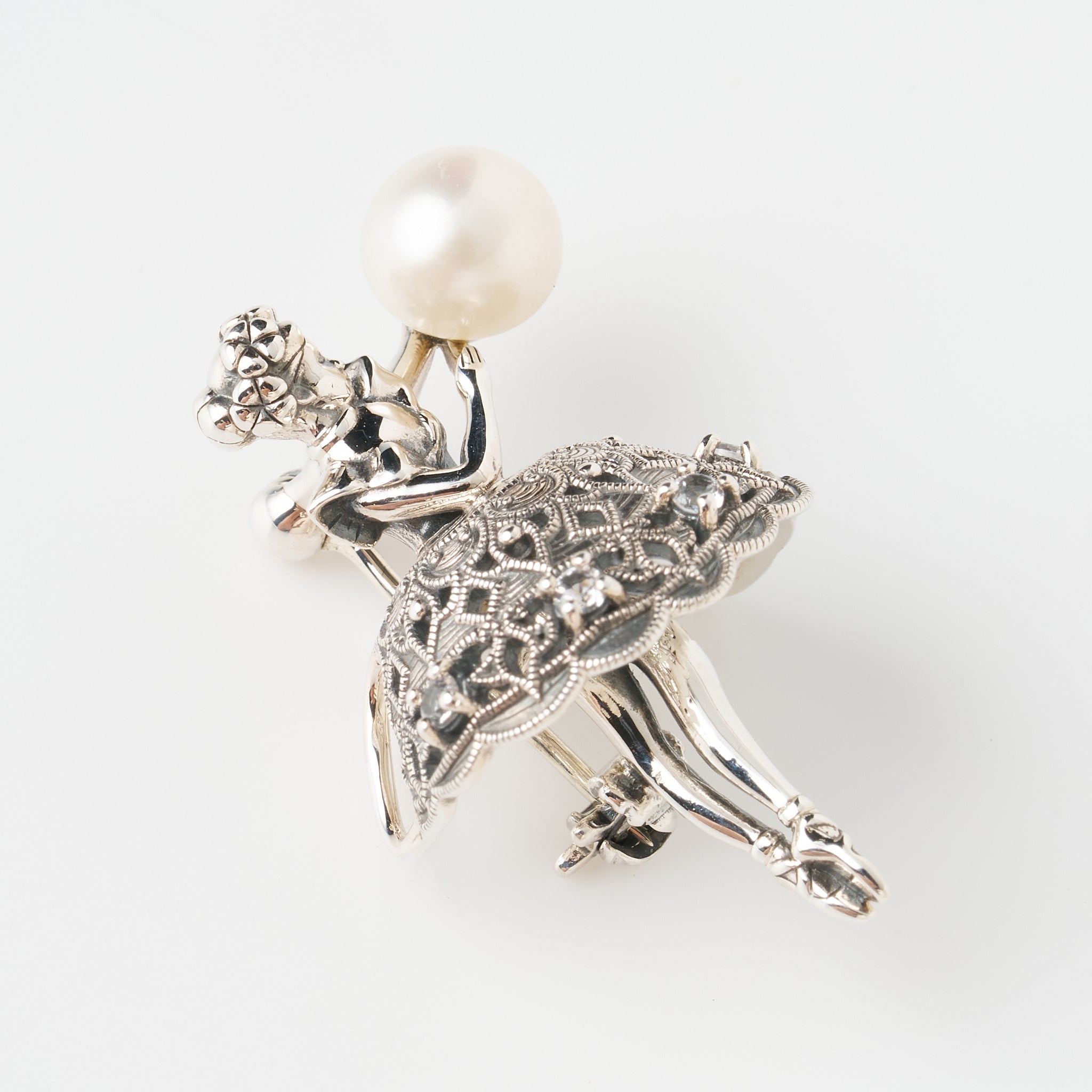 パール/ホワイトトパーズ シルバーブローチ兼ペンダントトップ(バレリーナモチーフ)《26A01410》