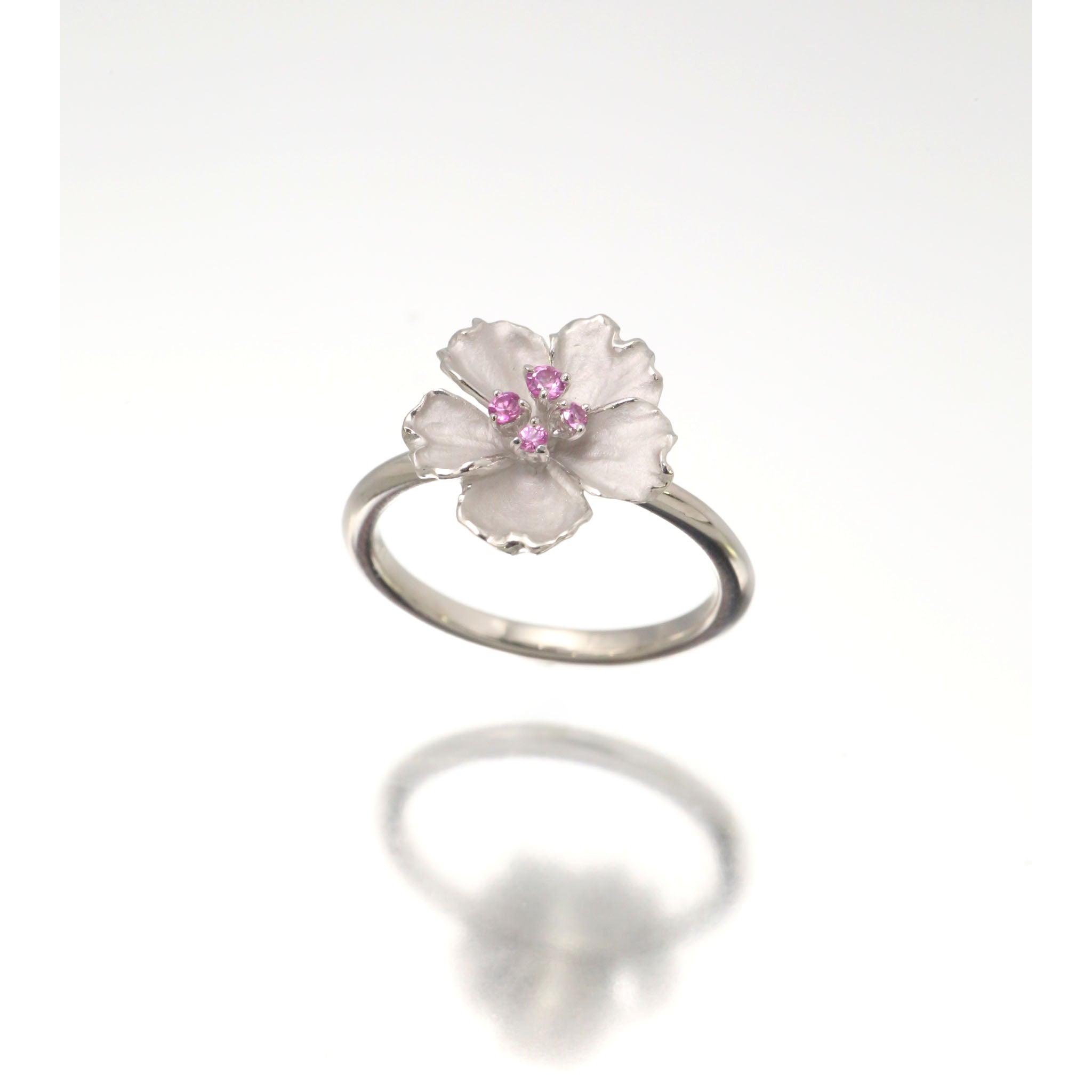 ピンクサファイア プラチナリング(桜モチーフ/9月誕生石)《26A01702》