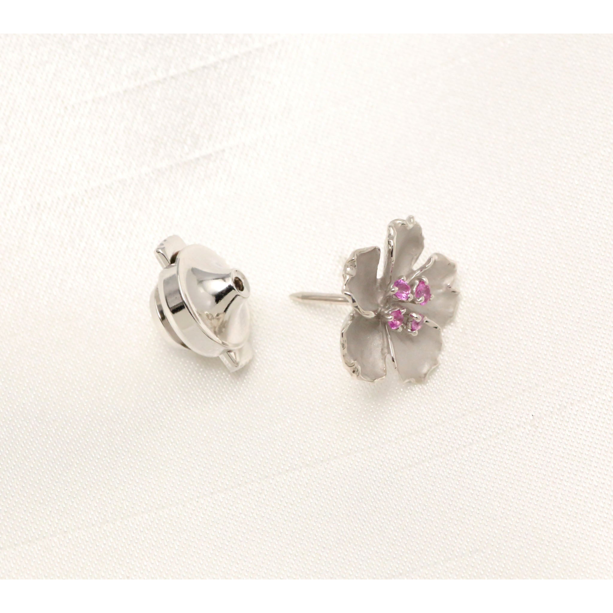 ピンクサファイア プラチナブローチ(桜モチーフ/9月誕生石)《26A01704》