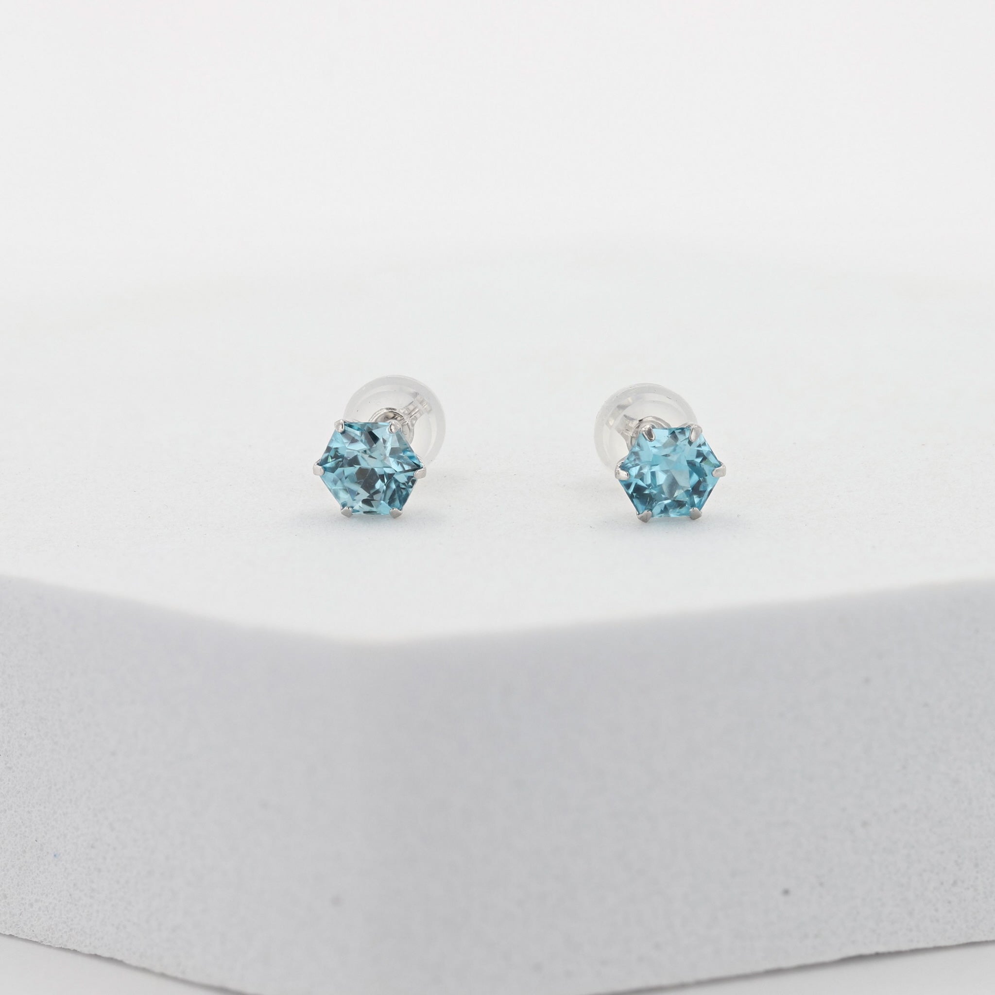 ブルージルコン プラチナピアス(ヘキサゴンカット/12月誕生石)《26A02204》