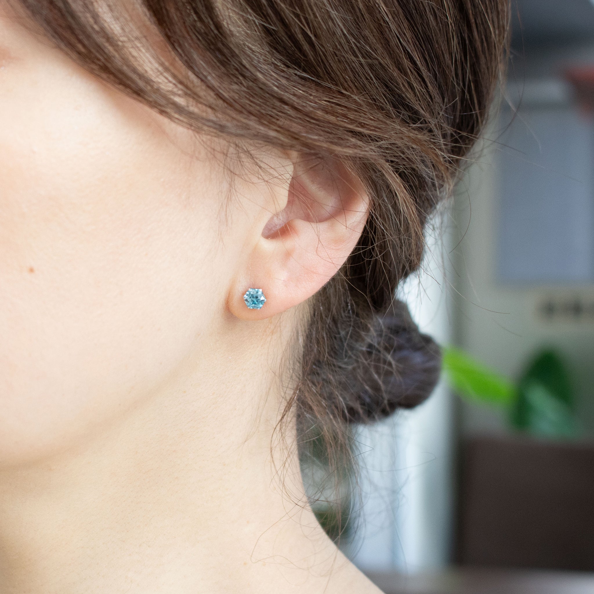 ブルージルコン プラチナピアス(ヘキサゴンカット/12月誕生石)《26A02204》