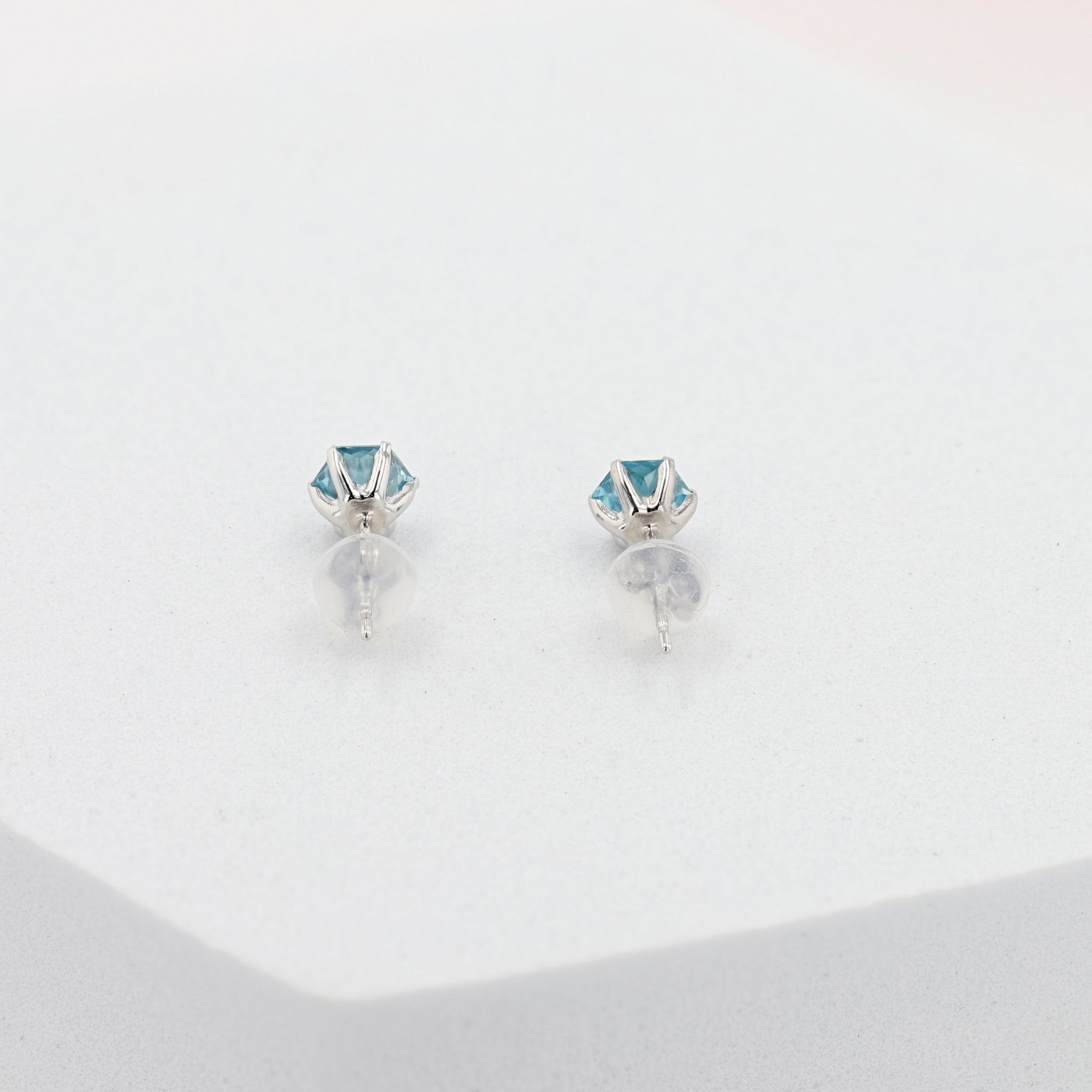 ブルージルコン プラチナピアス(ヘキサゴンカット/12月誕生石)《26A02204》