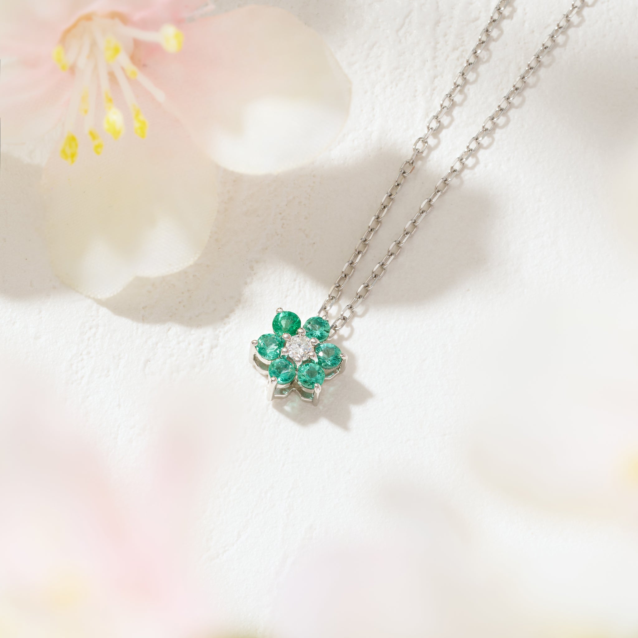 エメラルド/ダイヤモンド プラチナネックレス(フラワーモチーフ/5月誕生石)《26A02806》