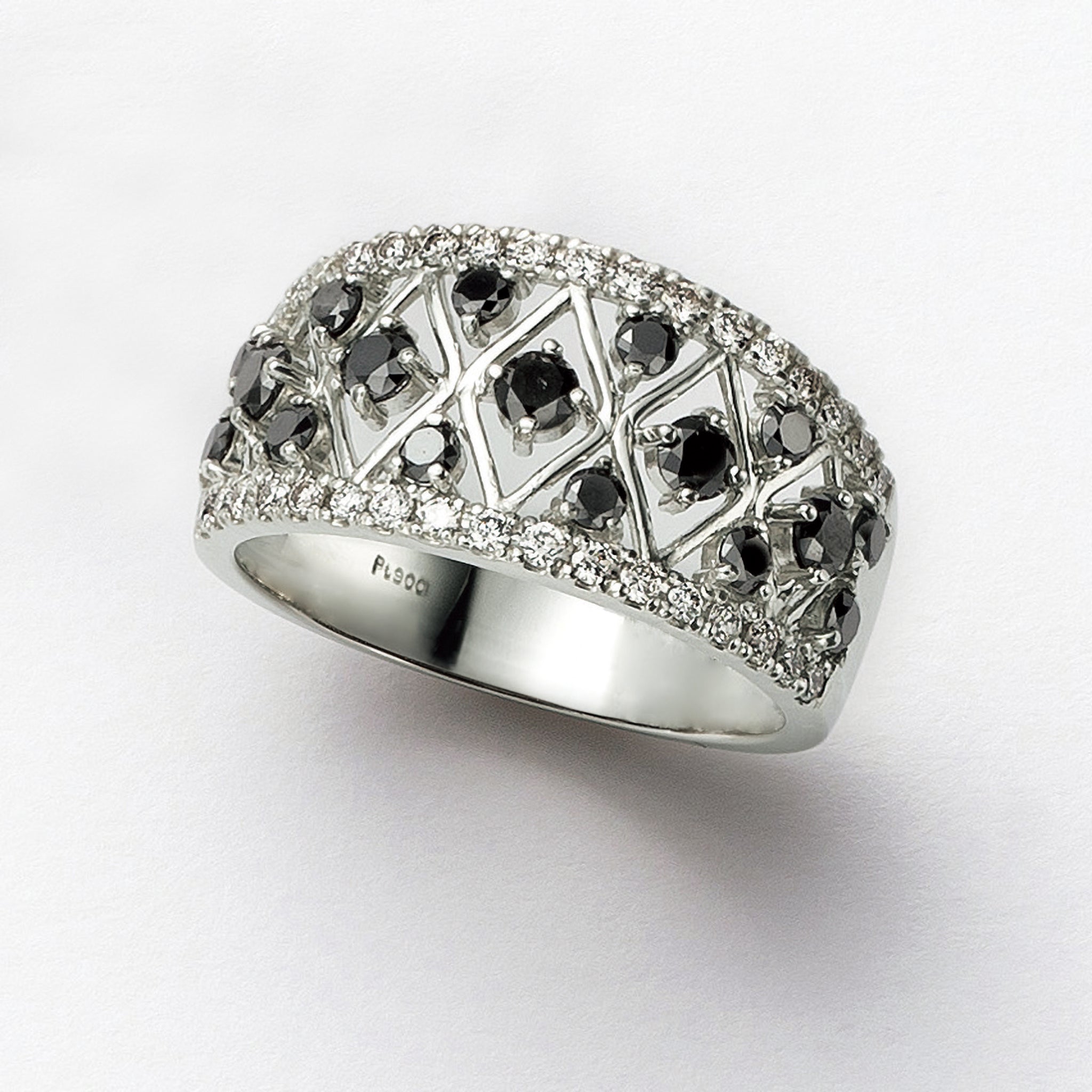 ブラックダイヤモンド/ダイヤモンド プラチナリング(4月誕生石)《26A02908》