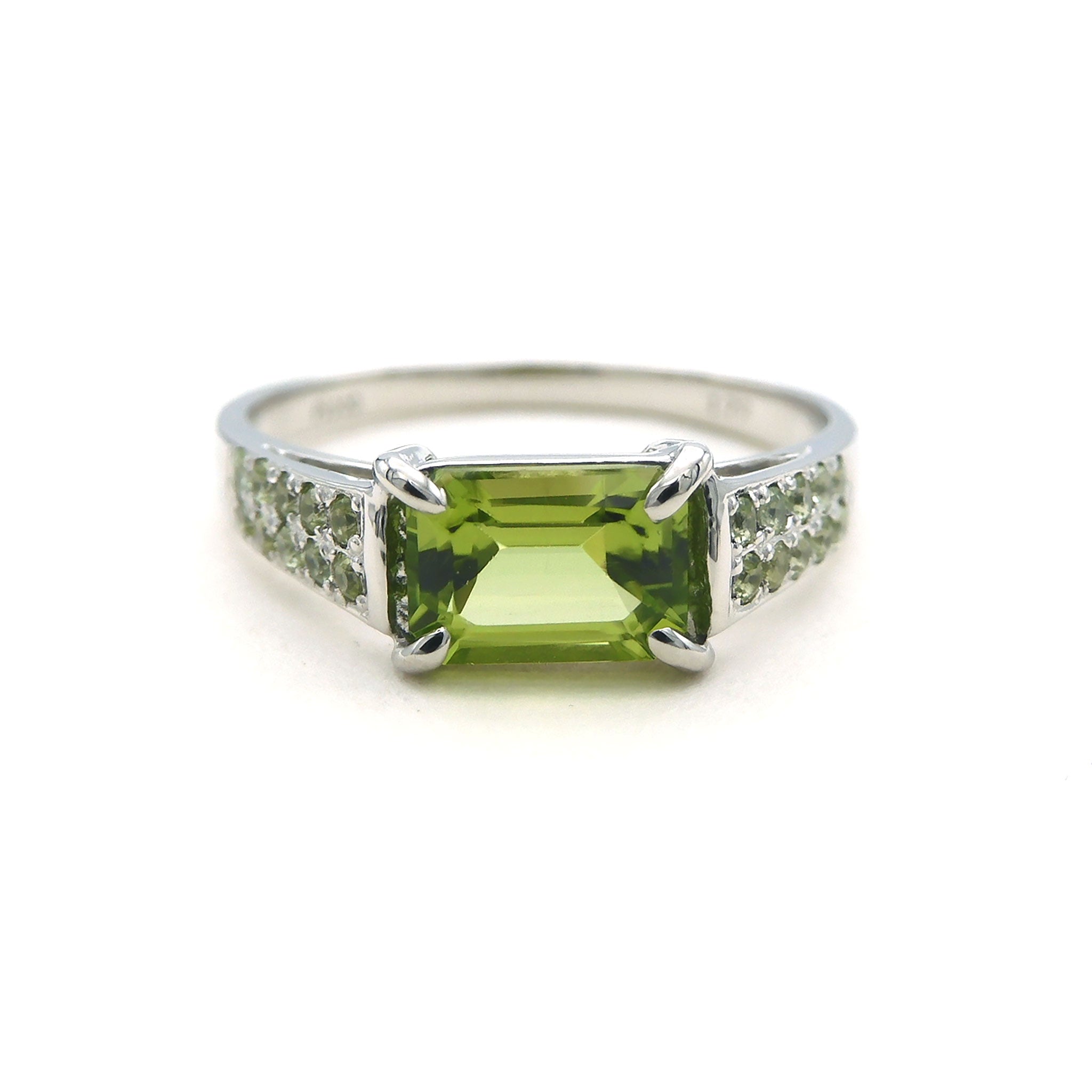 ペリドット プラチナリング(計1.5カラット/8月誕生石)《26A03001》