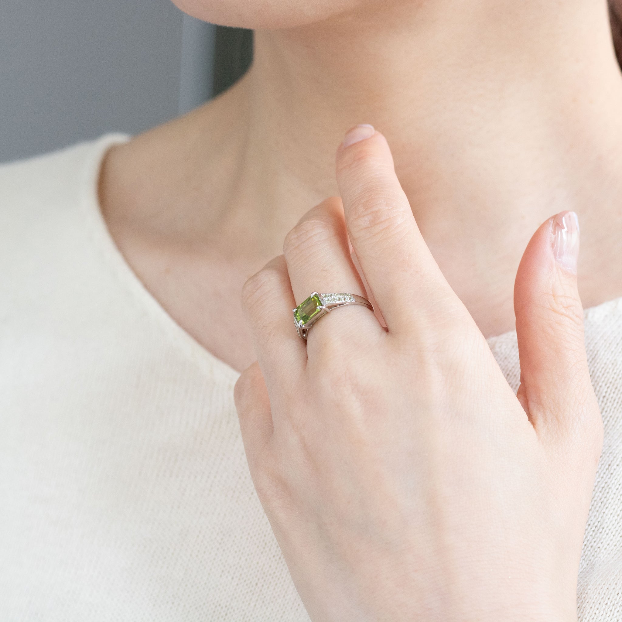 ペリドット プラチナリング(計1.5カラット/8月誕生石)《26A03001》