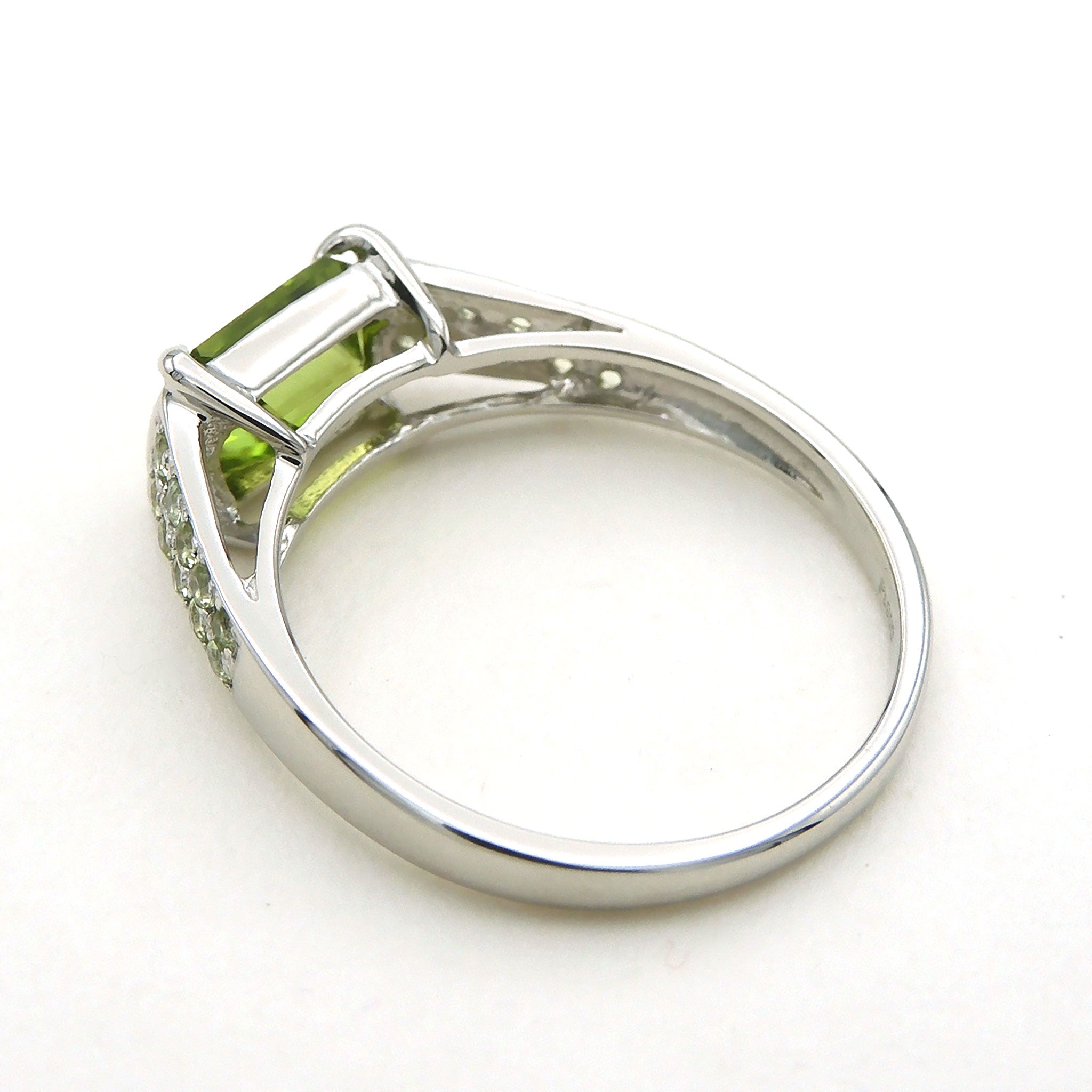 ペリドット プラチナリング(計1.5カラット/8月誕生石)《26A03001》