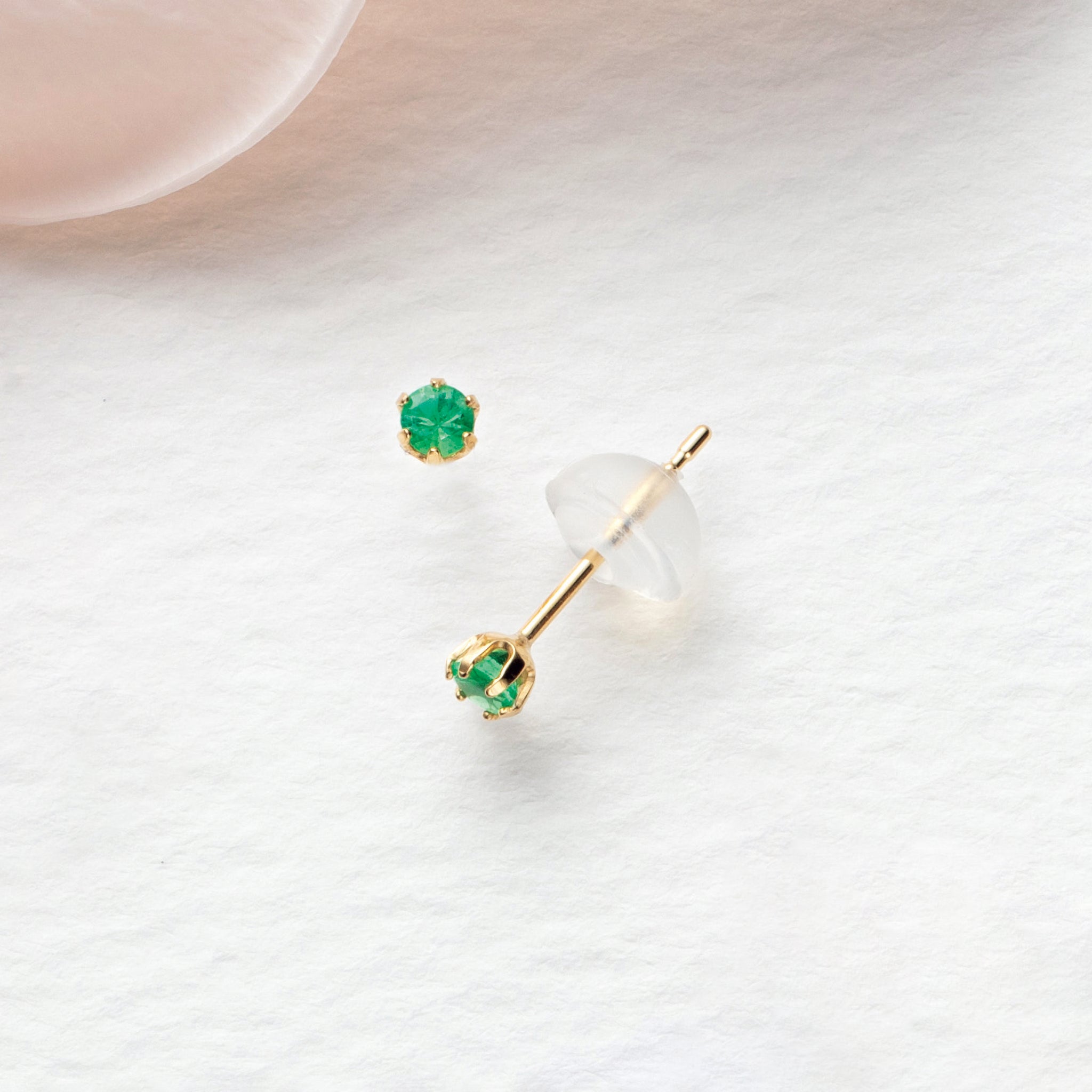 エメラルド K18ピアス(5月誕生石)《26A03604》 | 京セラジュエリー