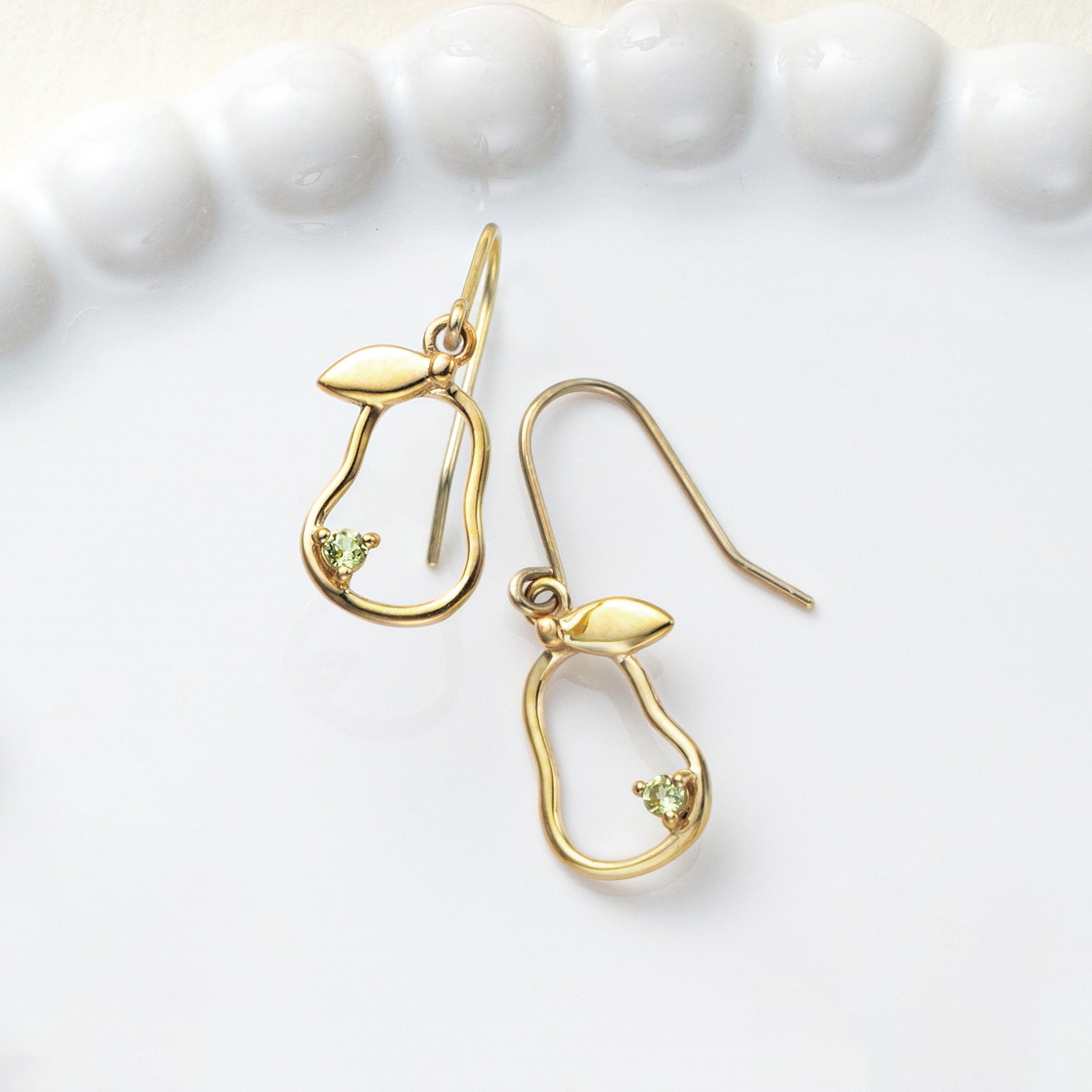 ペリドット K10ピアス(洋ナシモチーフ/8月誕生石)《26A03706》