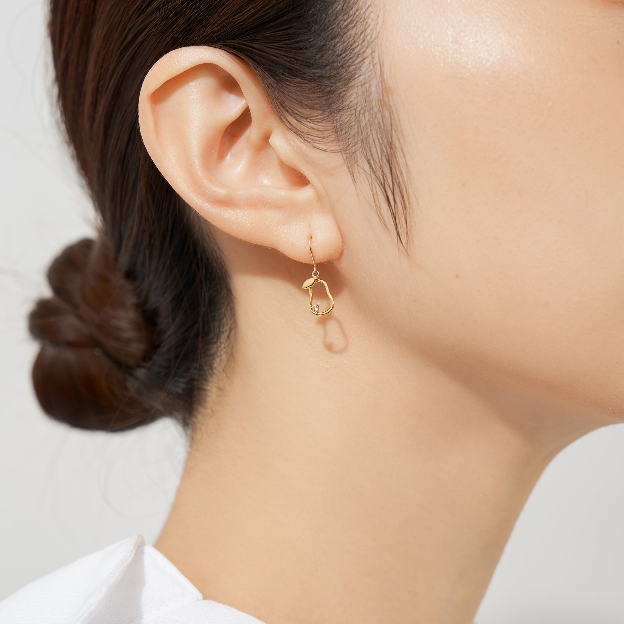 ペリドット K10ピアス(洋ナシモチーフ/8月誕生石)《26A03706》