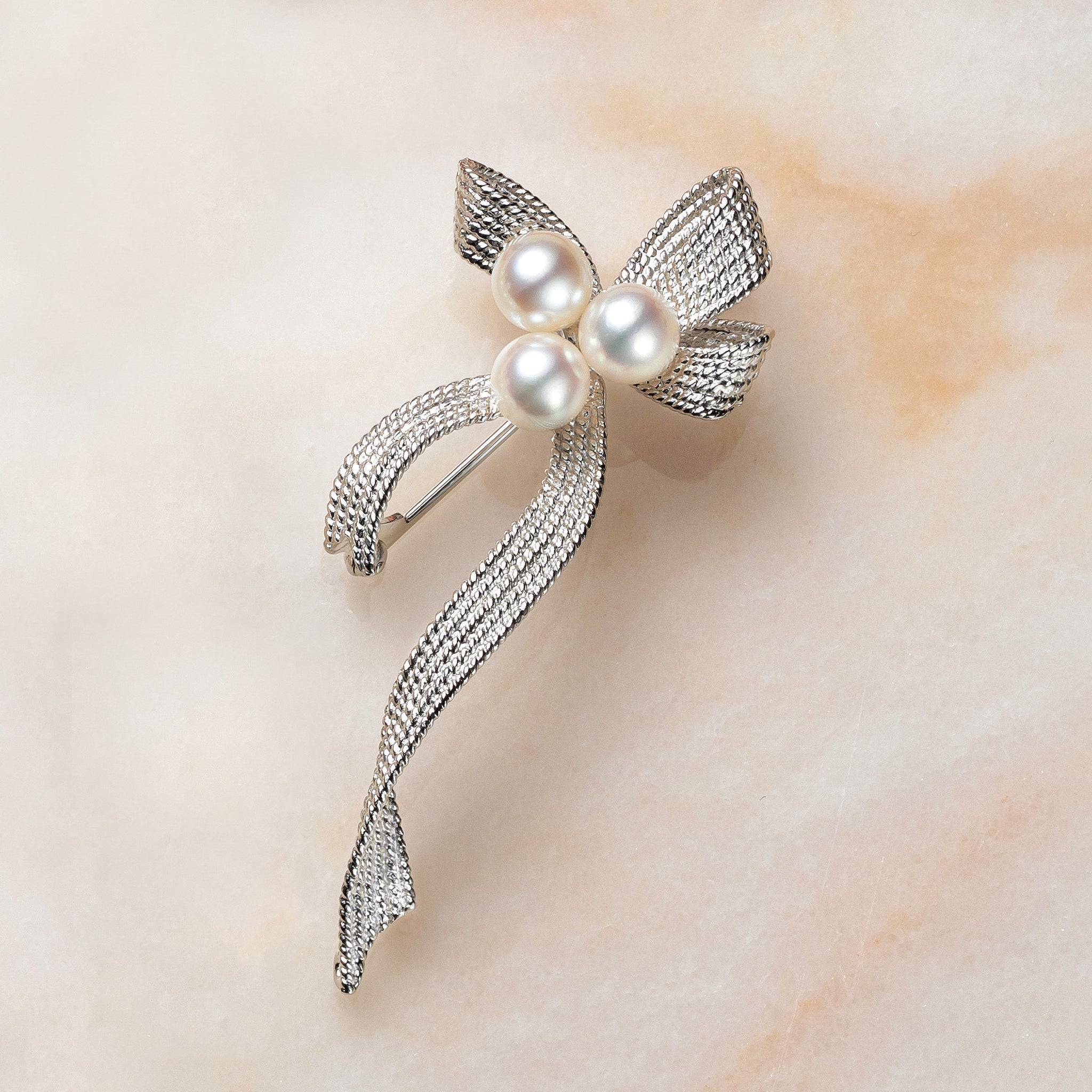 パール シルバーブローチ(アコヤ真珠/6.5mm/リボンモチーフ/6月誕生石)《26A03909》