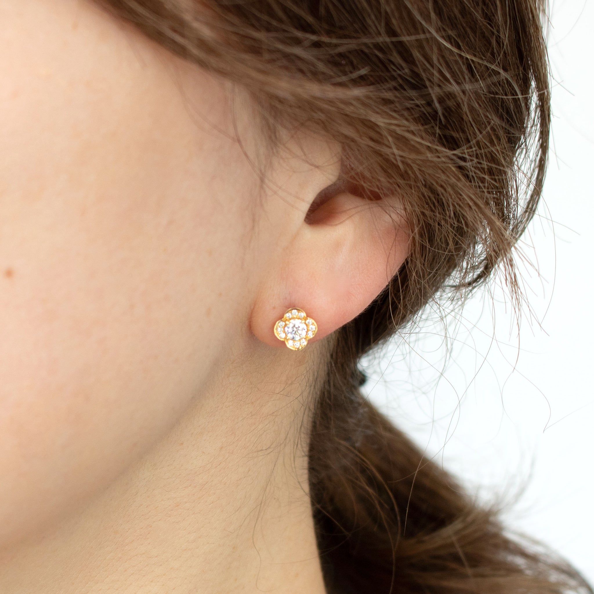 ダイヤモンド K18ピアス(計0.30カラット/Dカラー/SIクラス/EX/フラワーモチーフ/4月誕生石/グレーディングレポート付)《26C50127》