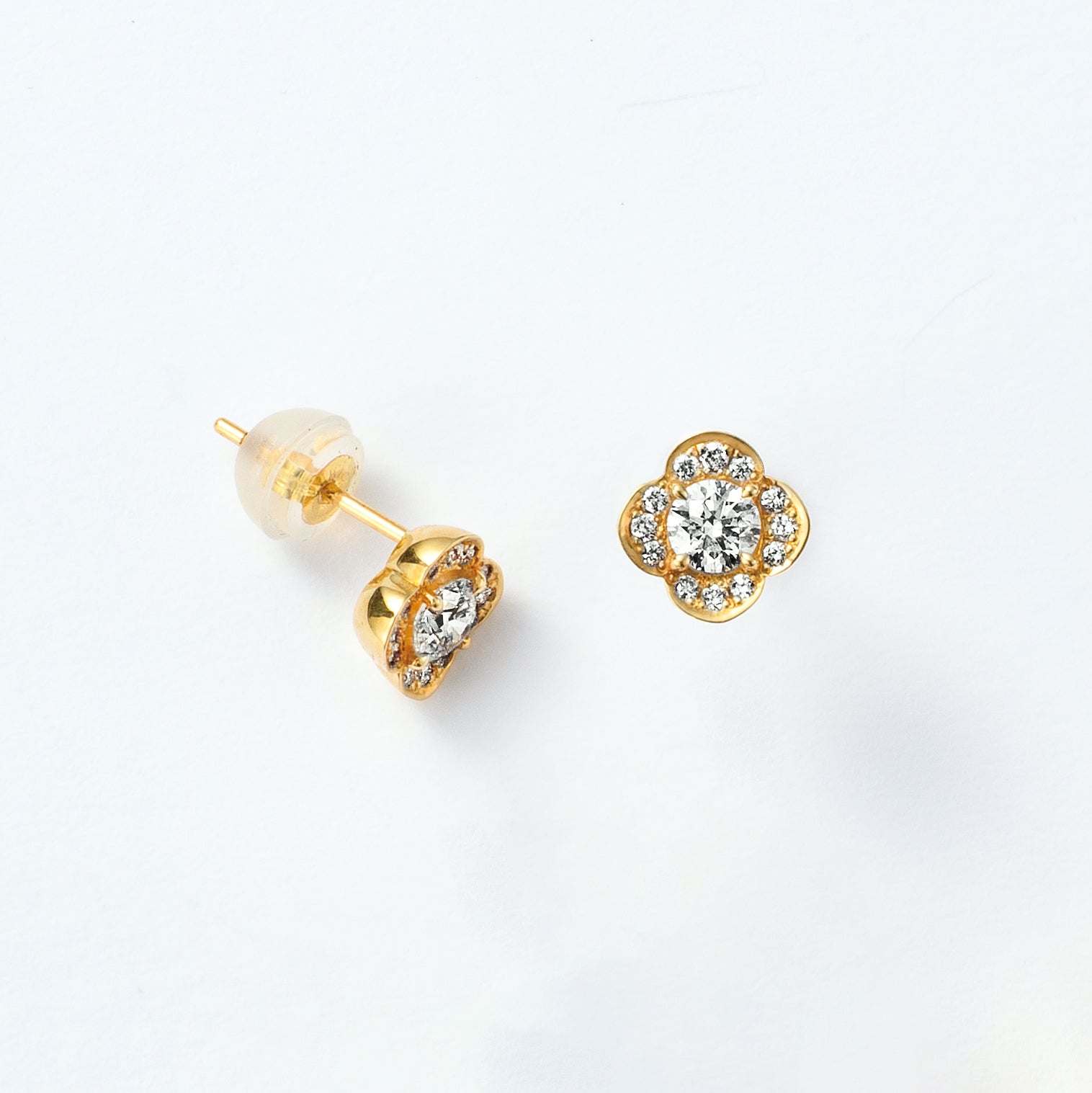 ダイヤモンド K18ピアス(計0.30カラット/Dカラー/SIクラス/EX/フラワーモチーフ/4月誕生石/グレーディングレポート付)《26C50127》
