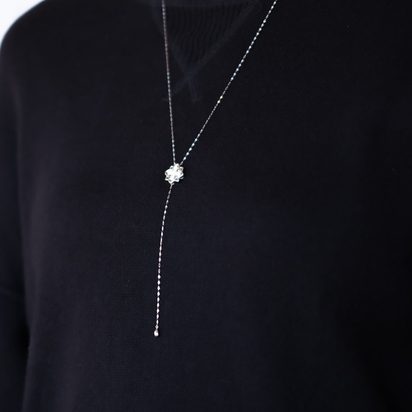 ダイヤモンド プラチナネックレス(ロング/70cm/スライド式/フラワーモチーフ/4月誕生石)《26H00808》