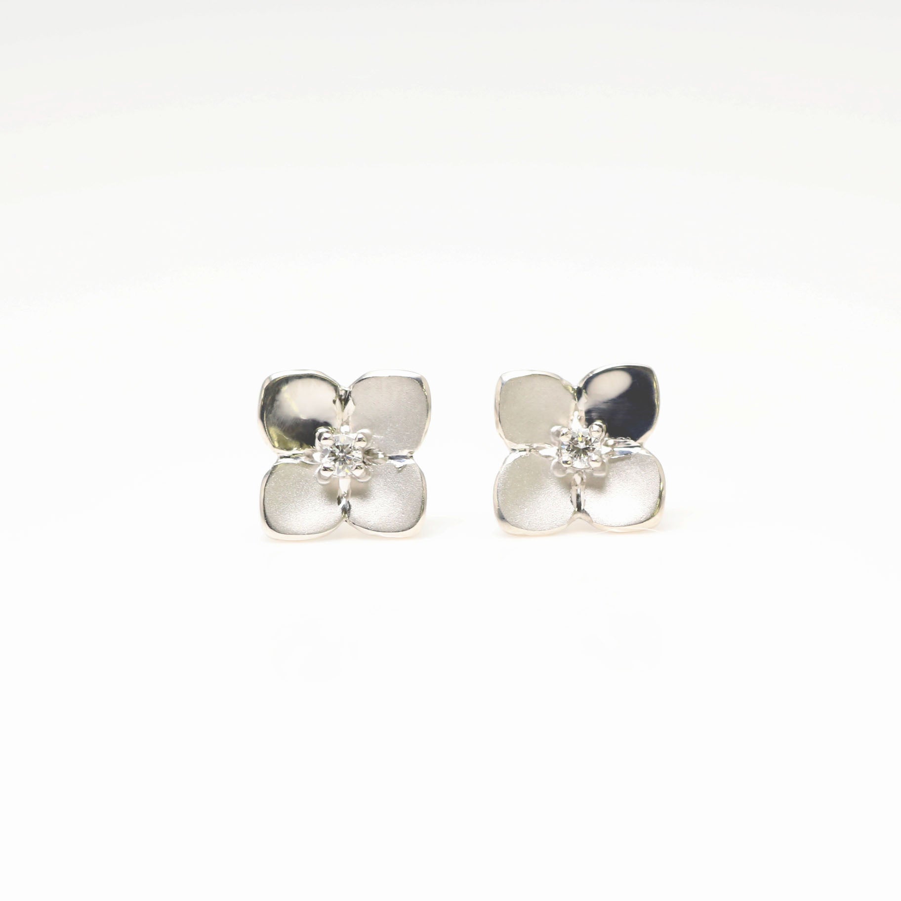 ダイヤモンド プラチナピアス(紫陽花モチーフ)《26H02104》