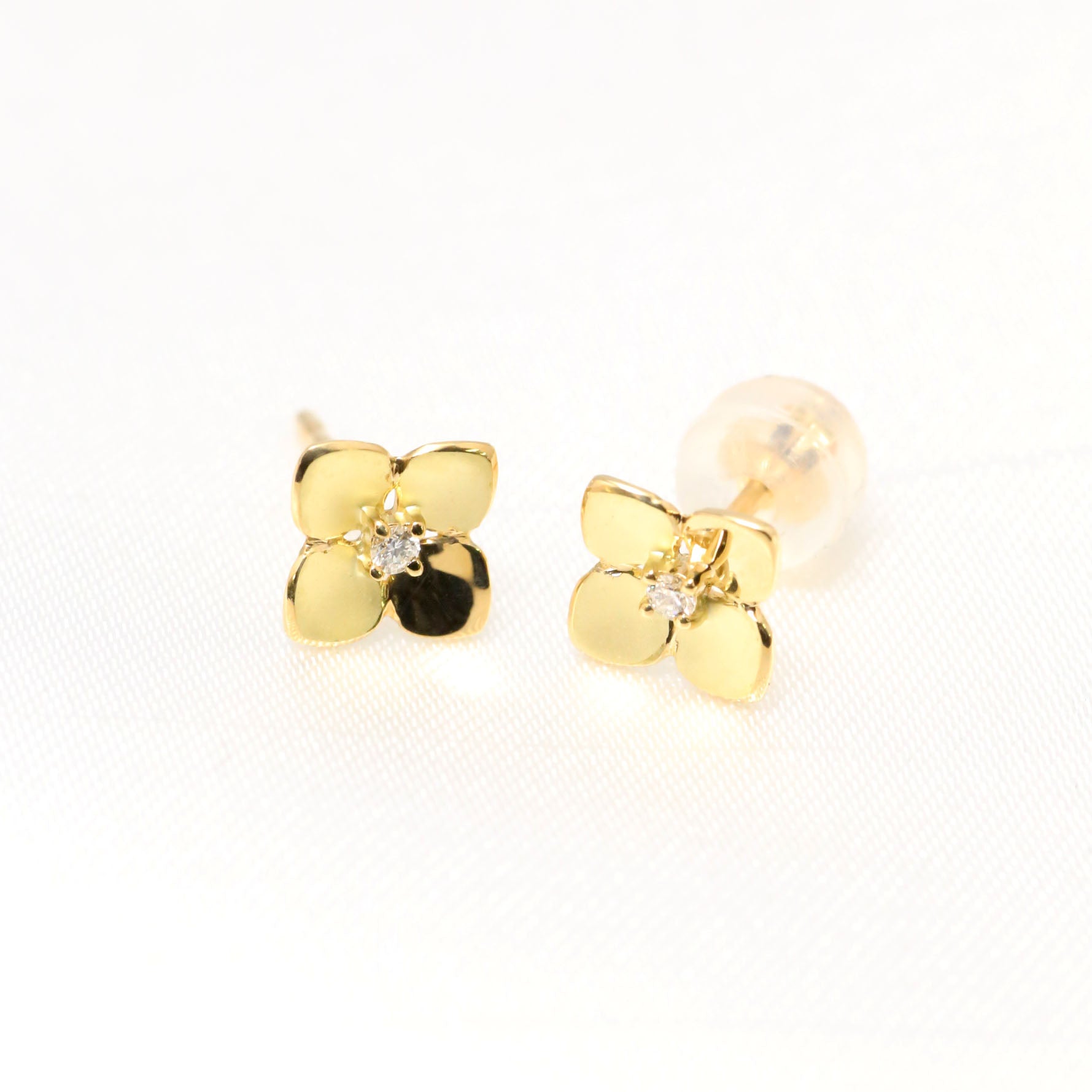 ダイヤモンド K18ピアス(紫陽花モチーフ)《26H02105》