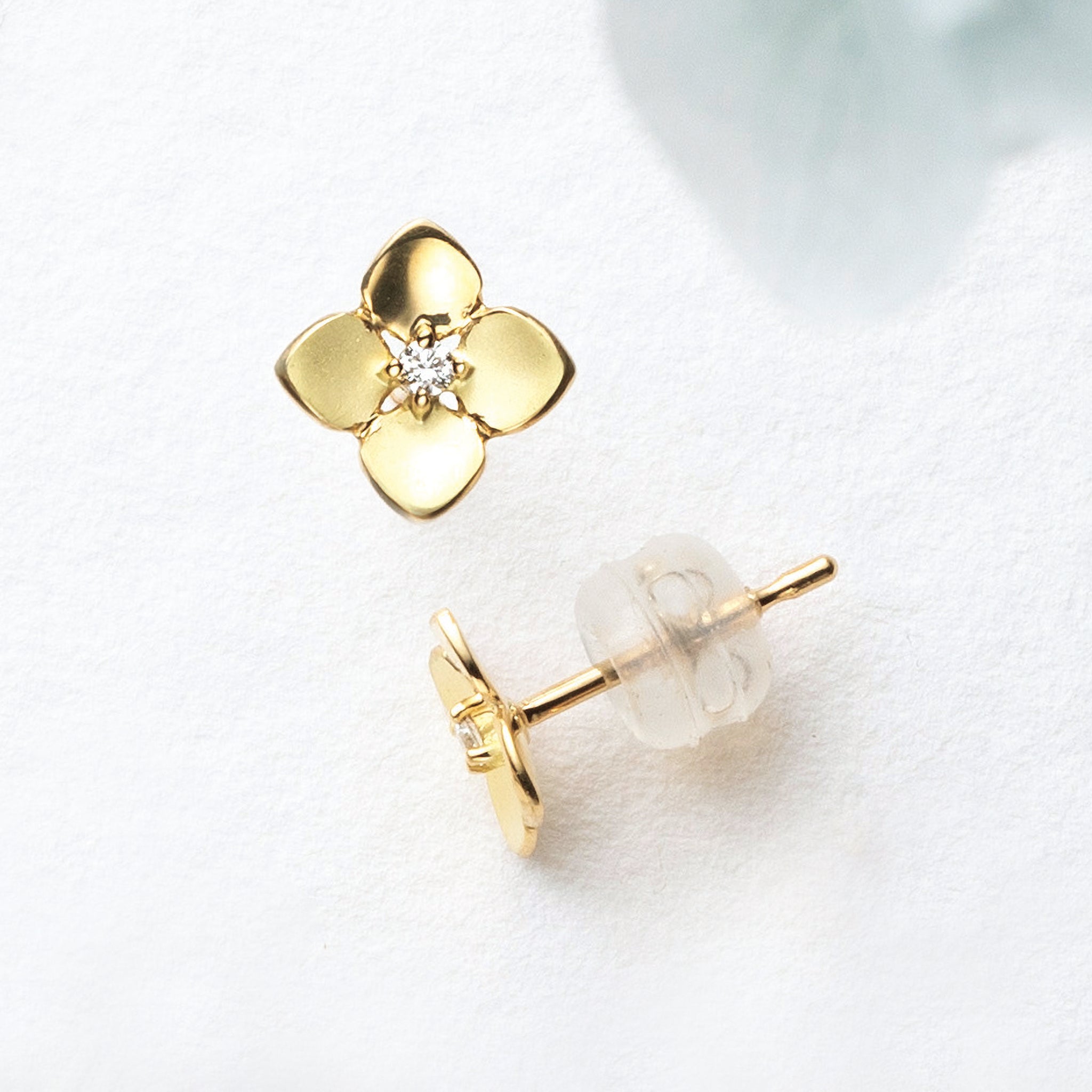 ダイヤモンド K18ピアス(紫陽花モチーフ)《26H02105》