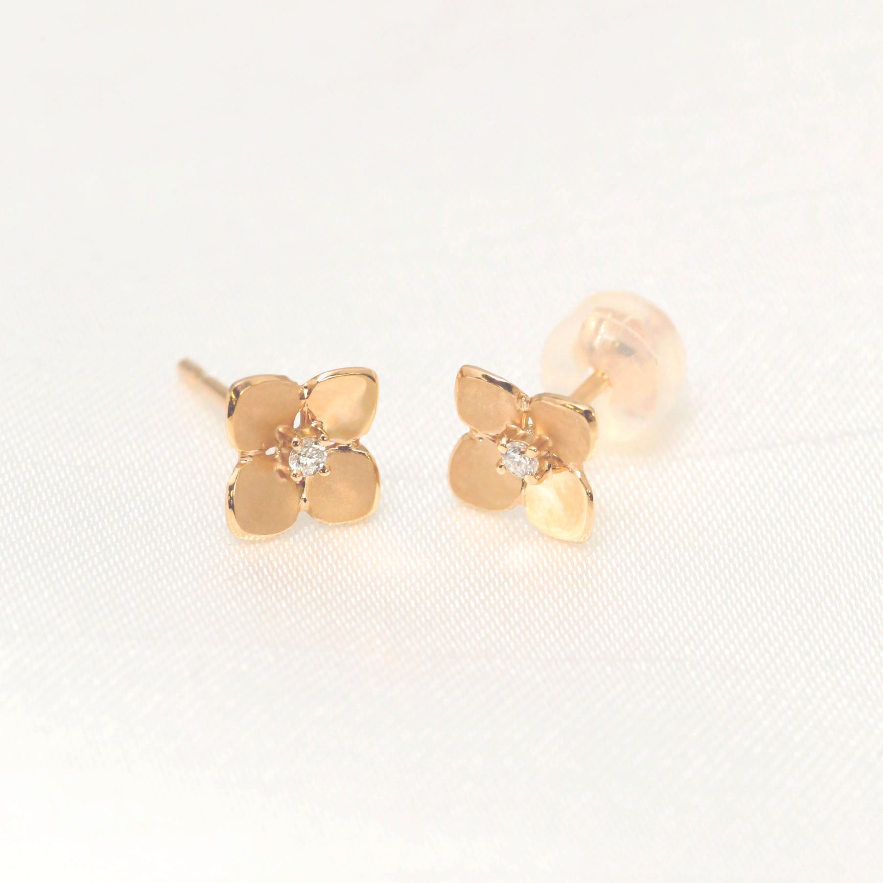 ダイヤモンド K18ピアス(紫陽花モチーフ)《26H02106》
