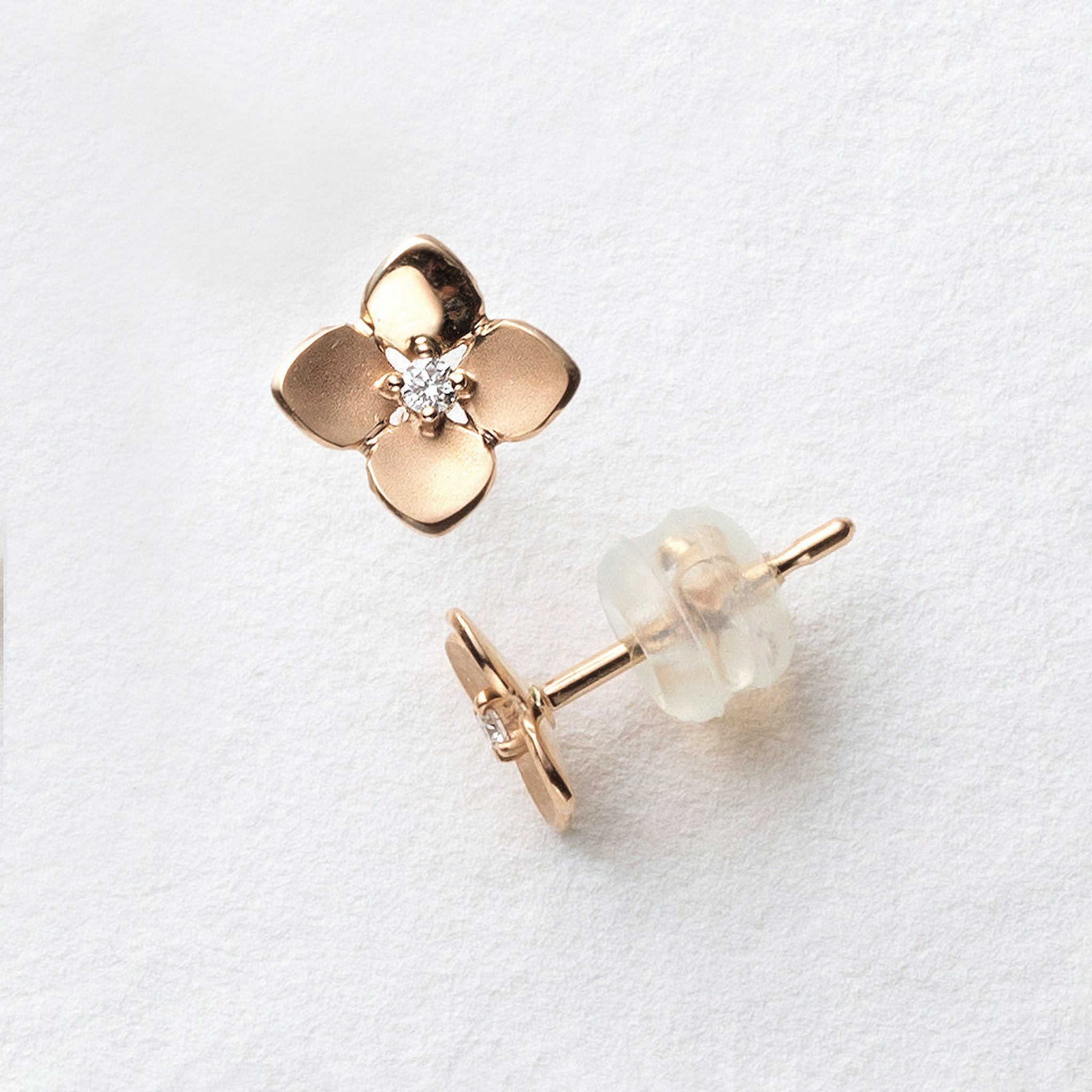 ダイヤモンド K18ピアス(紫陽花モチーフ)《26H02106》