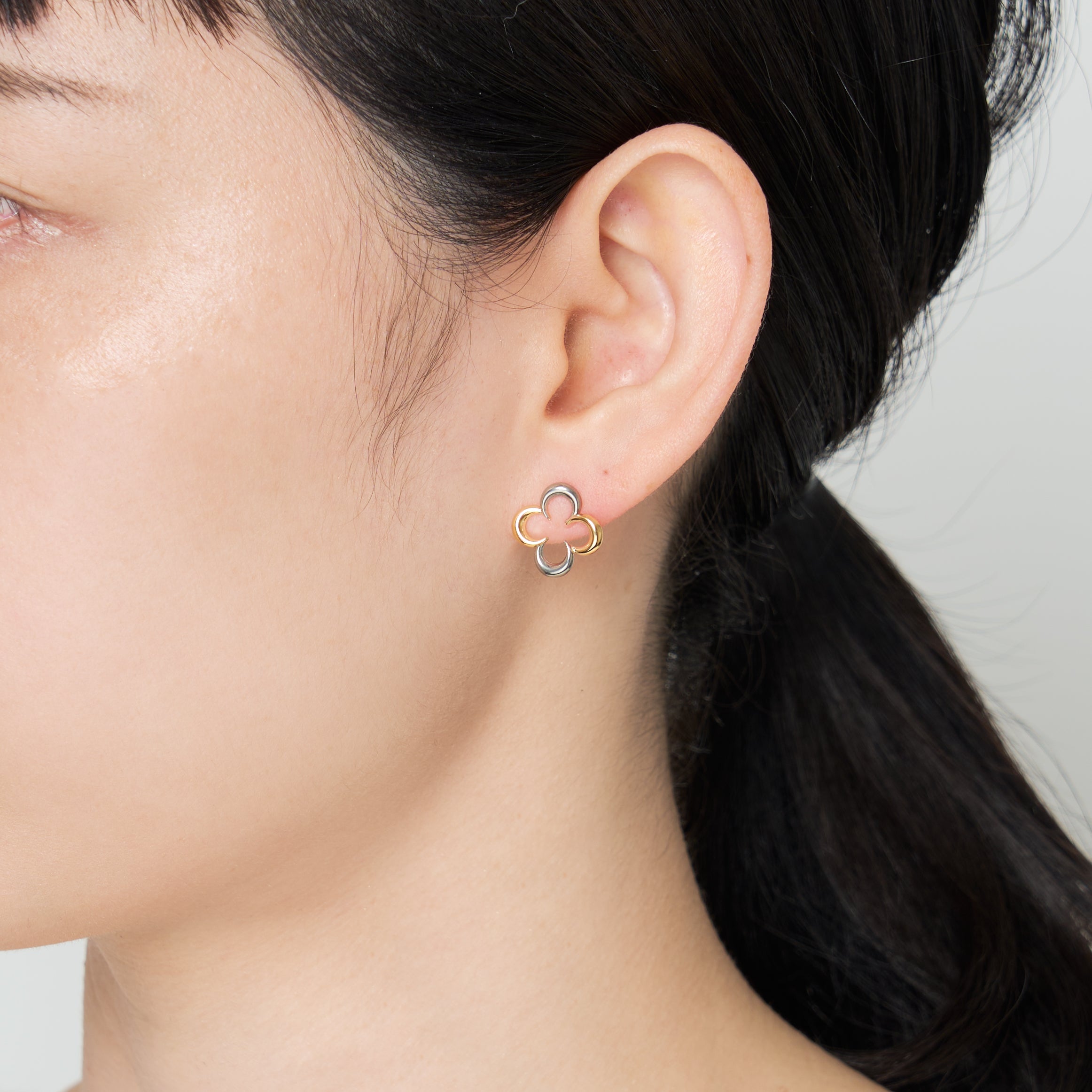 プラチナ/K18ピアス(コンビカラー/フラワーモチーフ)《26H03804》