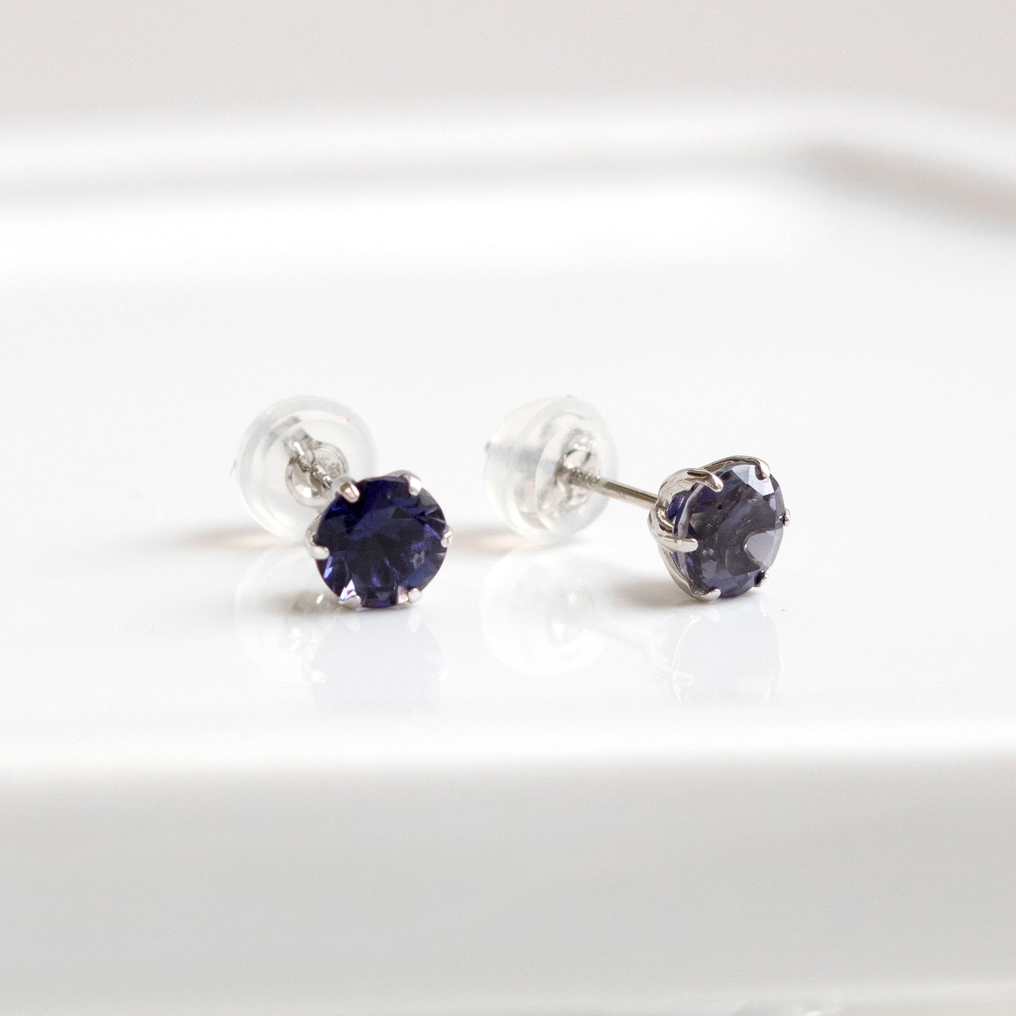 【限定1点】アイオライト プラチナピアス(3月誕生石)《26T10104》