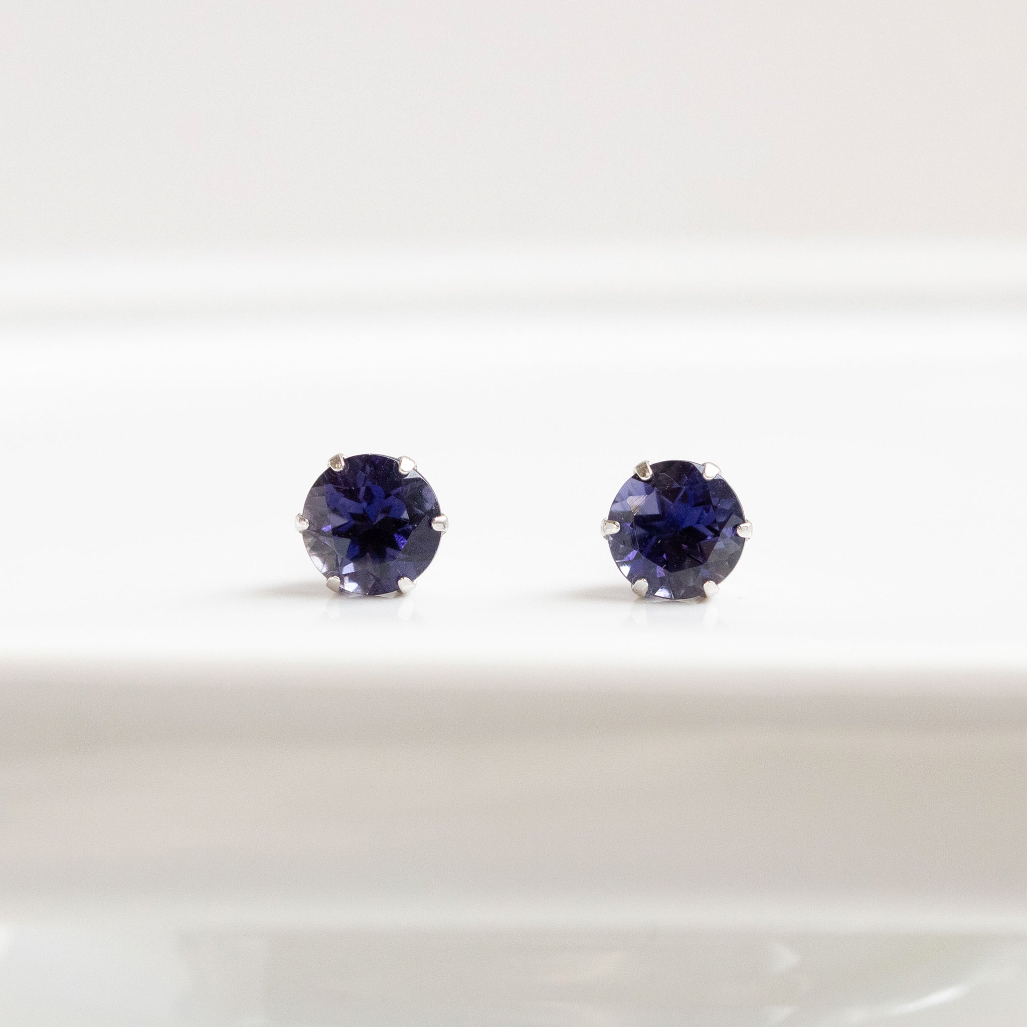 【限定1点】アイオライト プラチナピアス(3月誕生石)《26T10104》