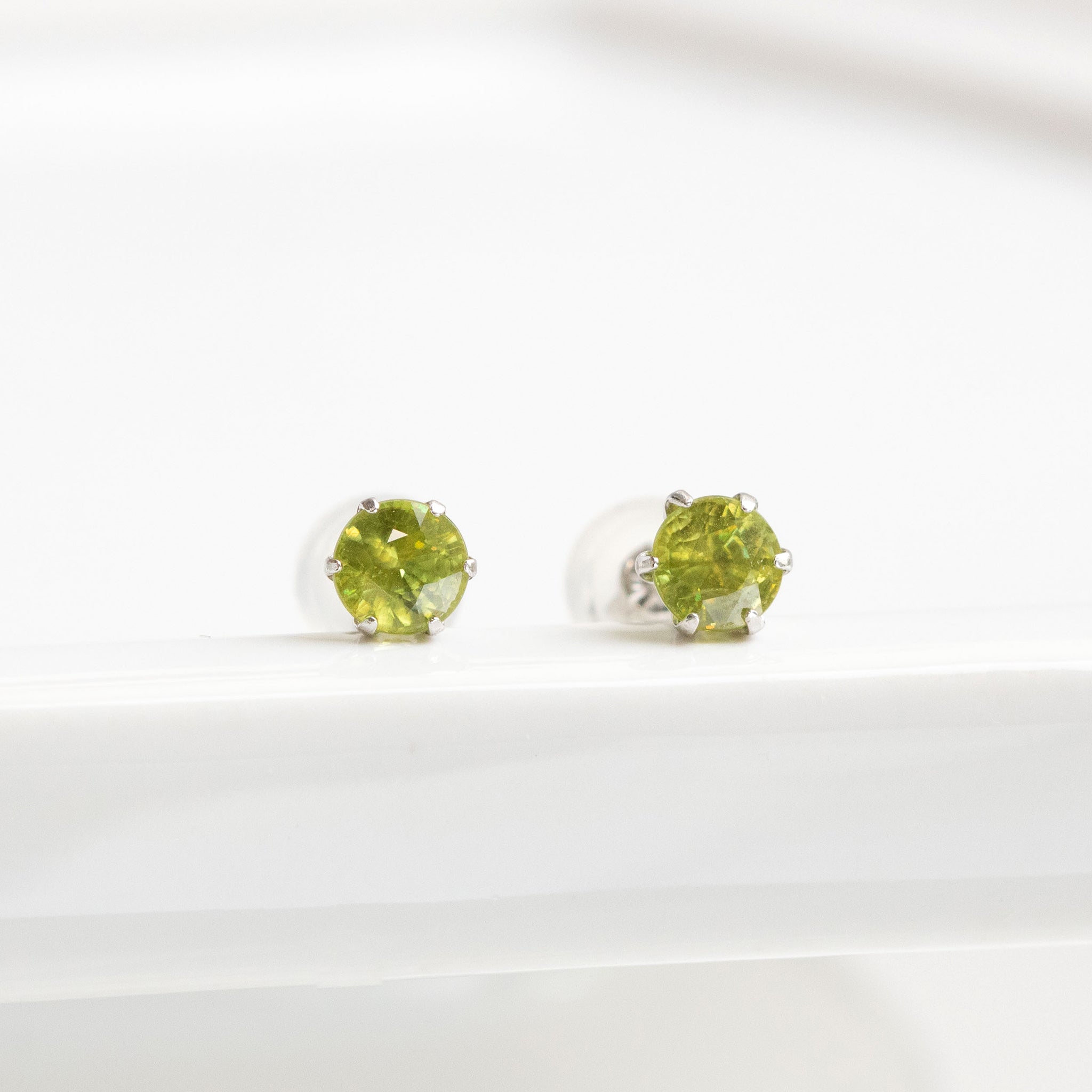 【限定1点】スフェーン プラチナピアス(7月誕生石)《26T10107》