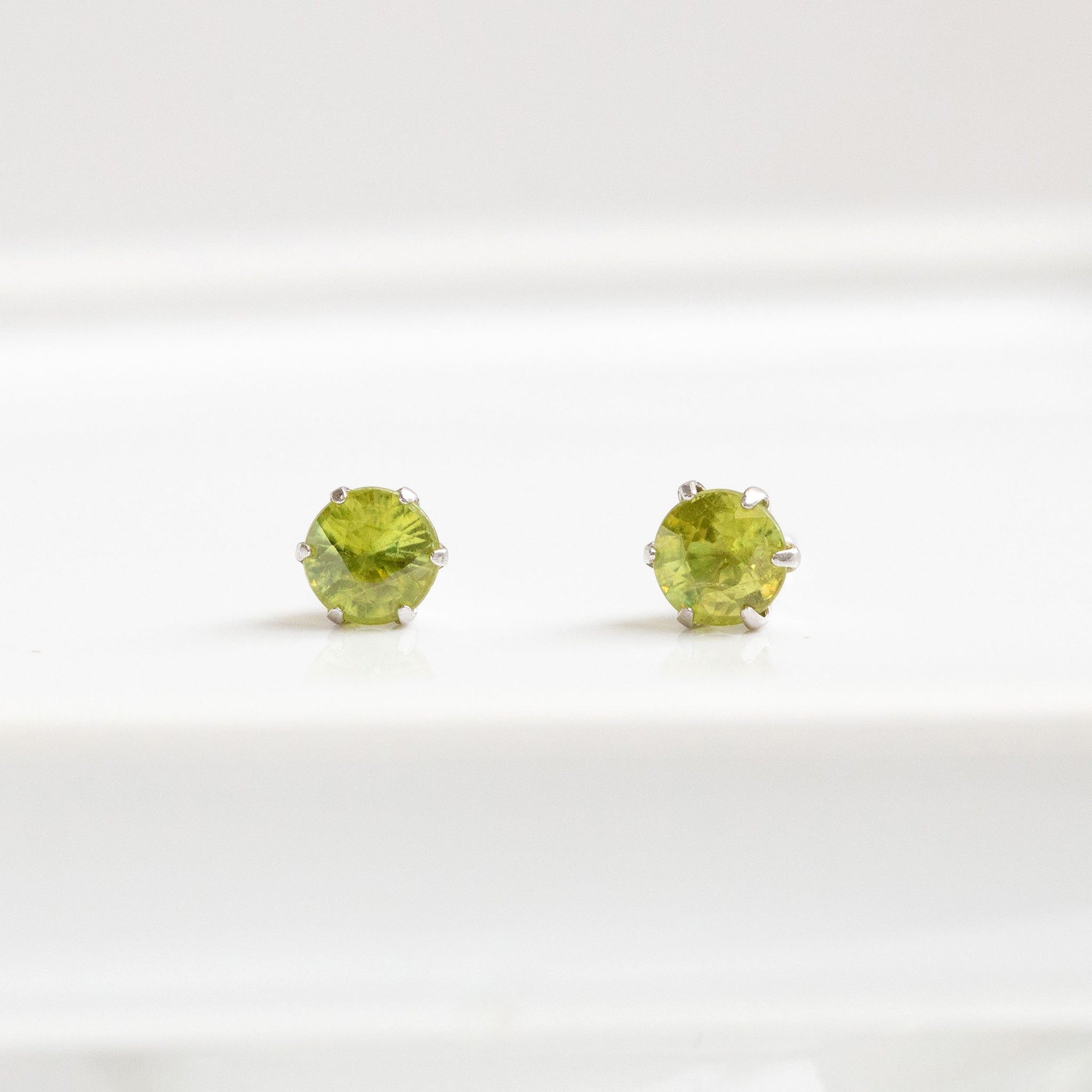 【限定1点】スフェーン プラチナピアス(7月誕生石)《26T10107》