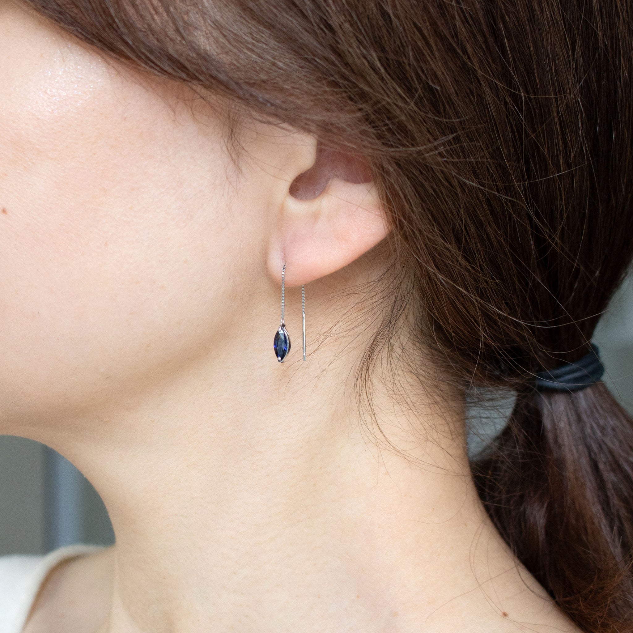 サファイア プラチナピアス(9月誕生石)《26T10134》