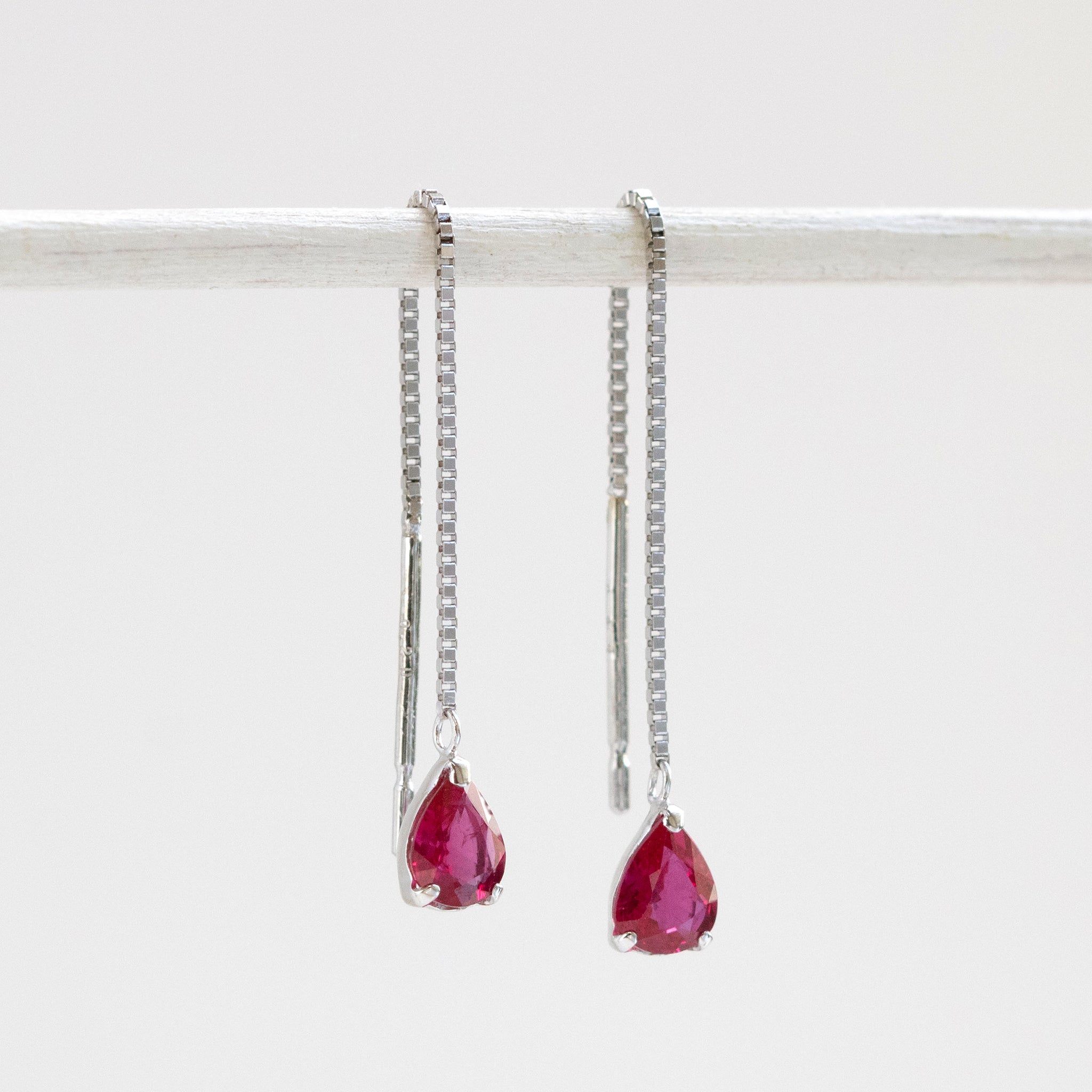 【限定1点】ルビー プラチナピアス(計0.40カラット/ペアシェイプ/7月誕生石)《26T10161》