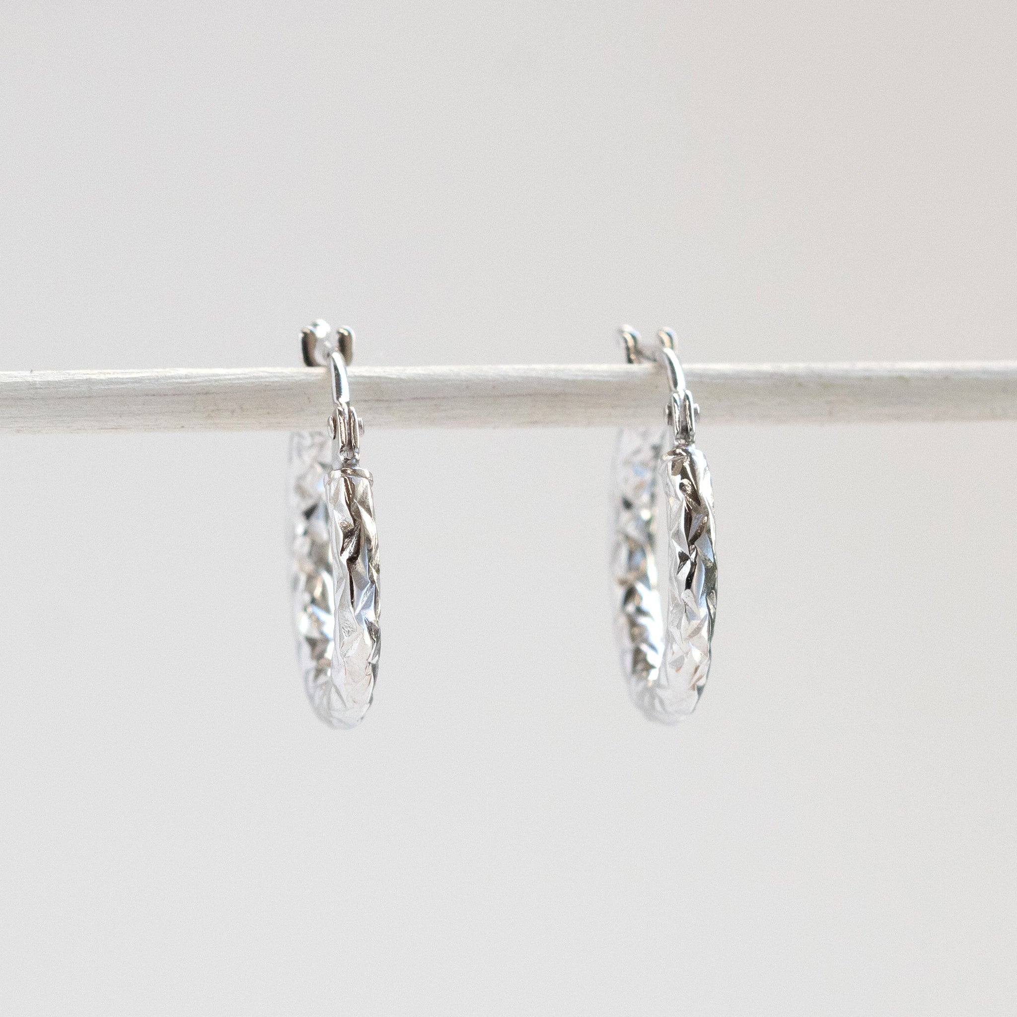 K18ピアス(ロジウムメッキ/フープ/イタリア製)《26T10168》