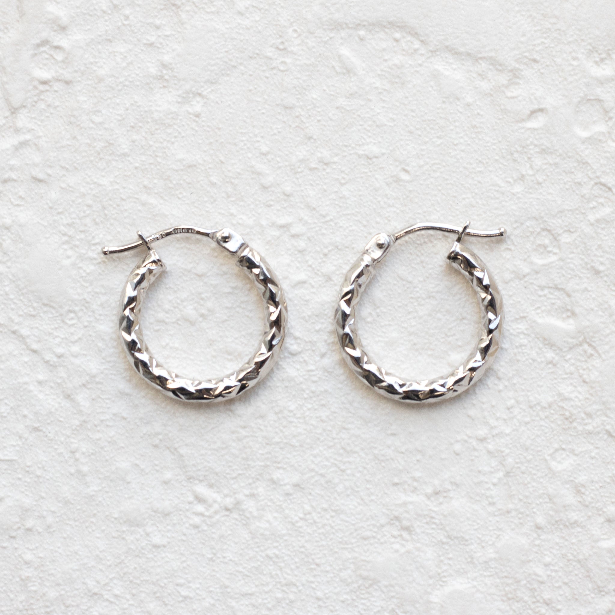 K18ピアス(ロジウムメッキ/フープ/イタリア製)《26T10168》