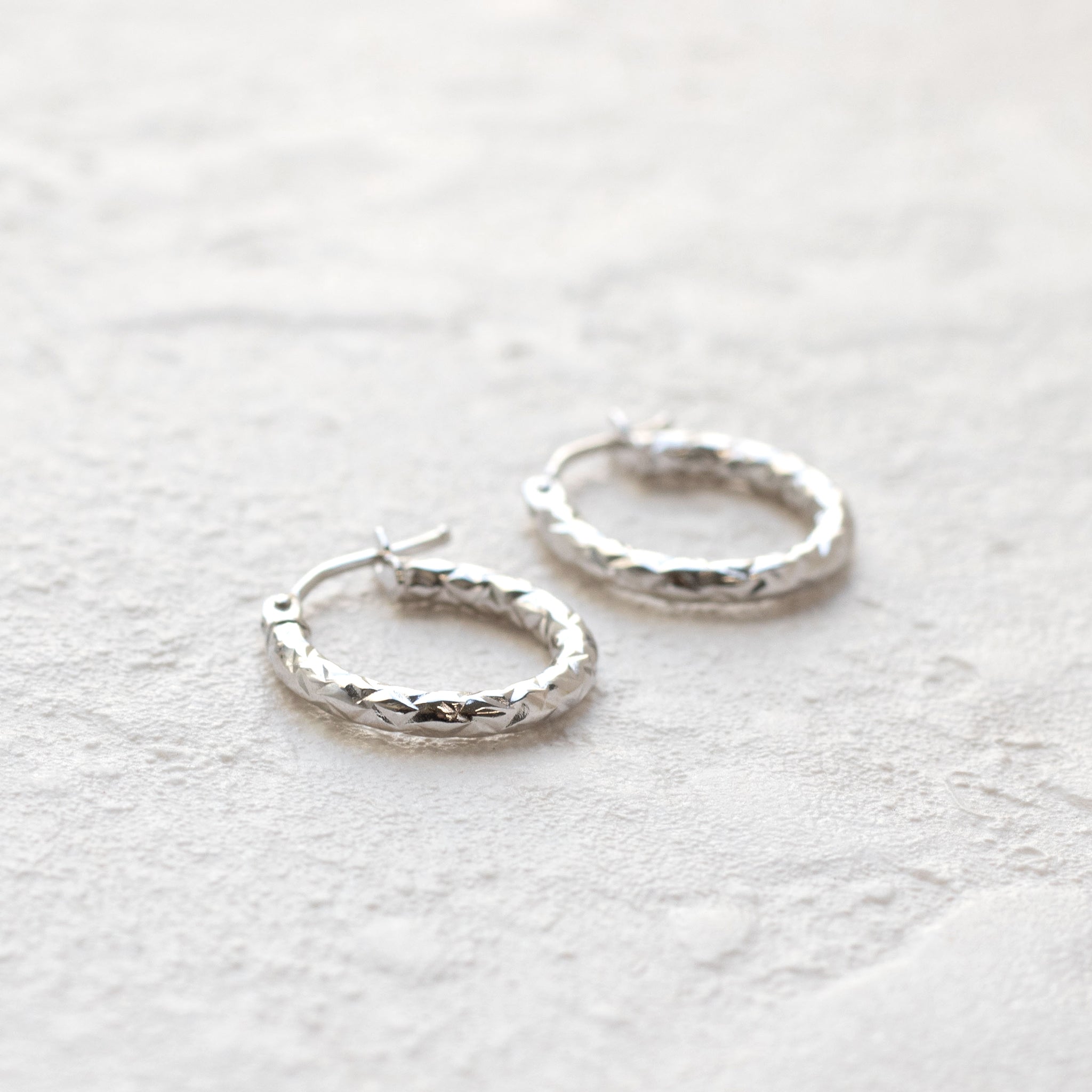 K18ピアス(ロジウムメッキ/フープ/イタリア製)《26T10168》