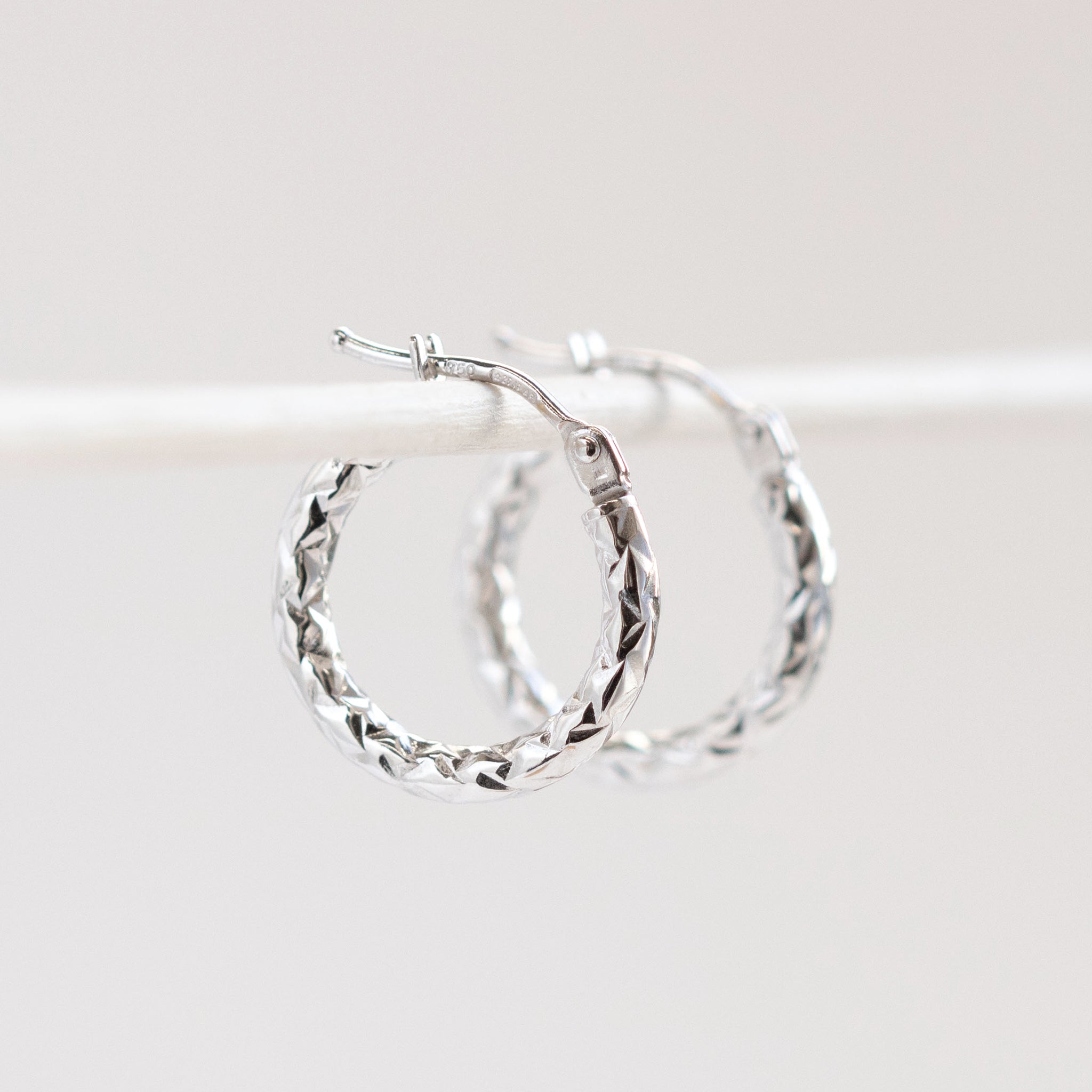 K18ピアス(ロジウムメッキ/フープ/イタリア製)《26T10168》