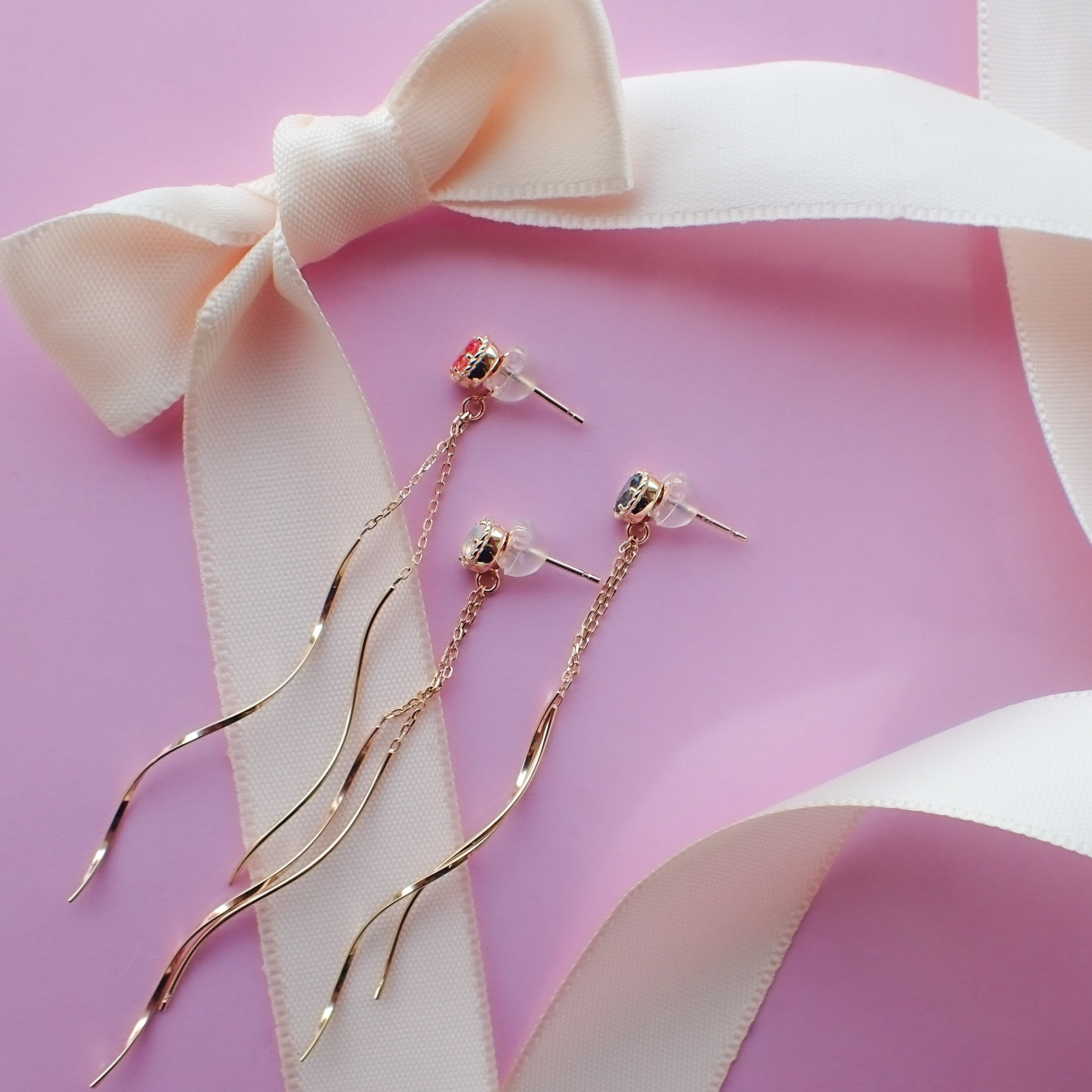 アレキサンドライト K10ピアス(クレサンベール/オーバル/モンプレジール/ダブルウェーブ/チェーンキャッチタイプ/6月誕生石)《WEPA4036》