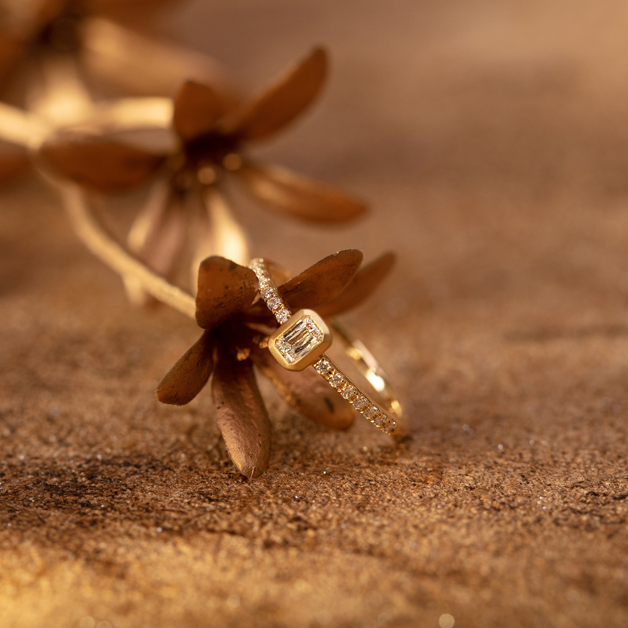 ダイヤモンド K18リング(0.15カラット/Fカラー/VS2/ハーモニックエメリーカット/グレーディングレポート付き/4月誕生石)《BL00103》