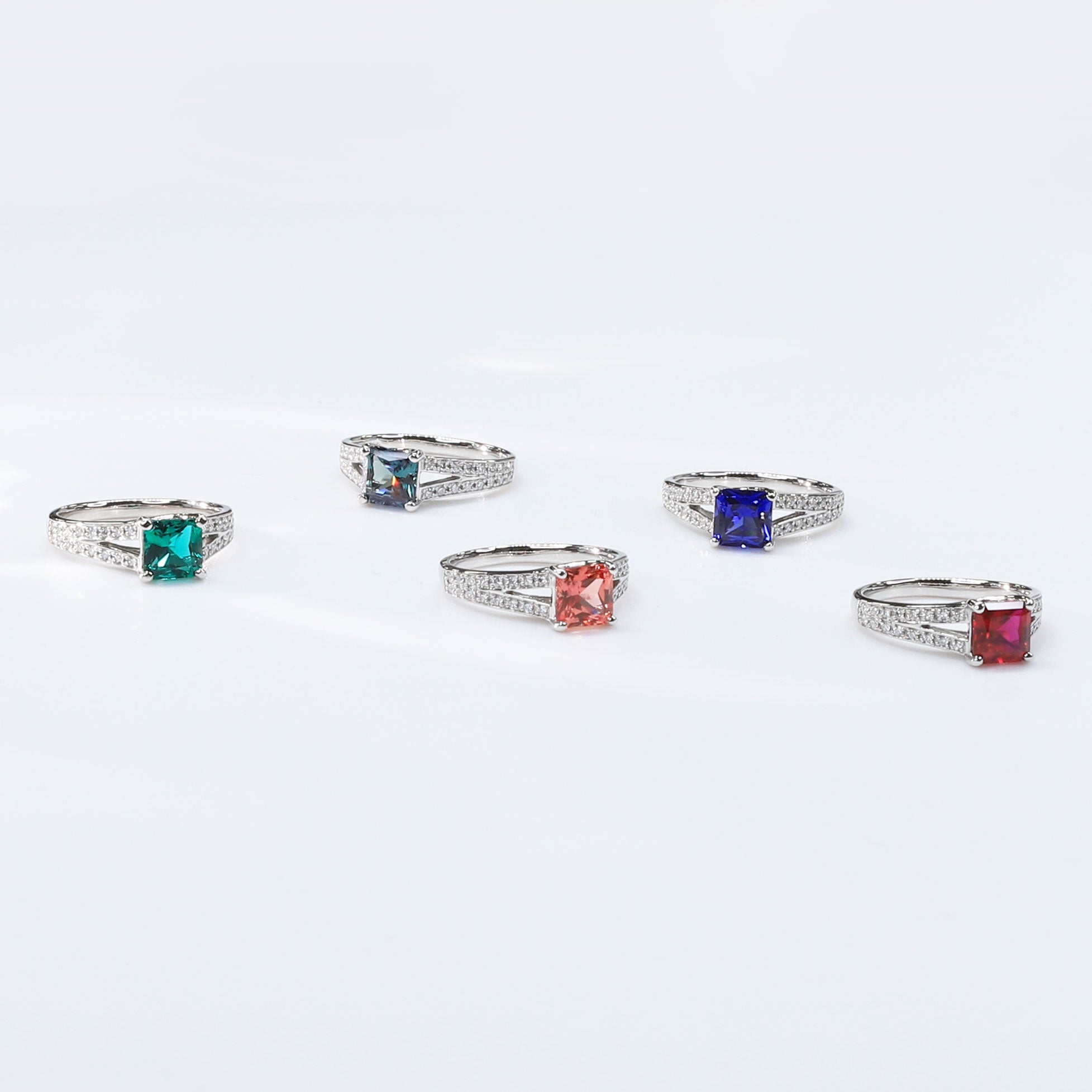 エメラルド/ダイヤモンド プラチナリング(クレサンベール/プリンセスエメラルド/5月誕生石)《BRGE7650》