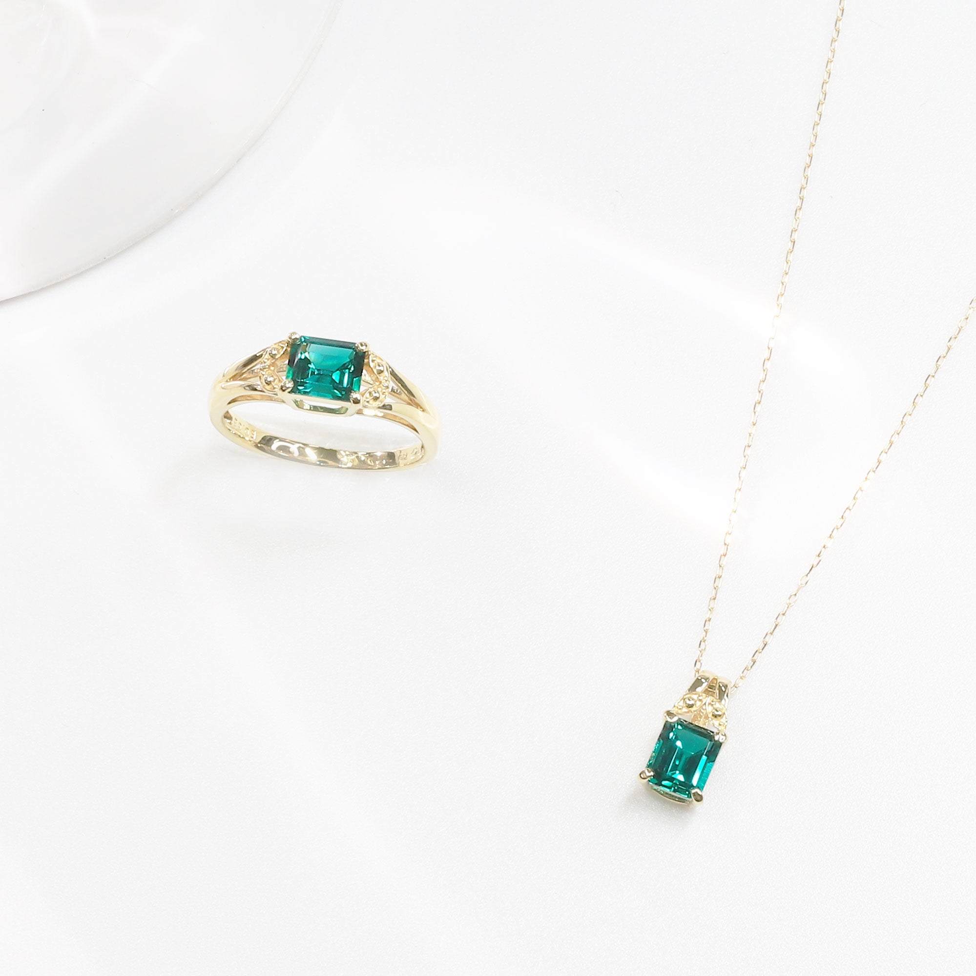 エメラルド K18リング(クレサンベール/エメラルドカット/5月誕生石)《BRGE9775》