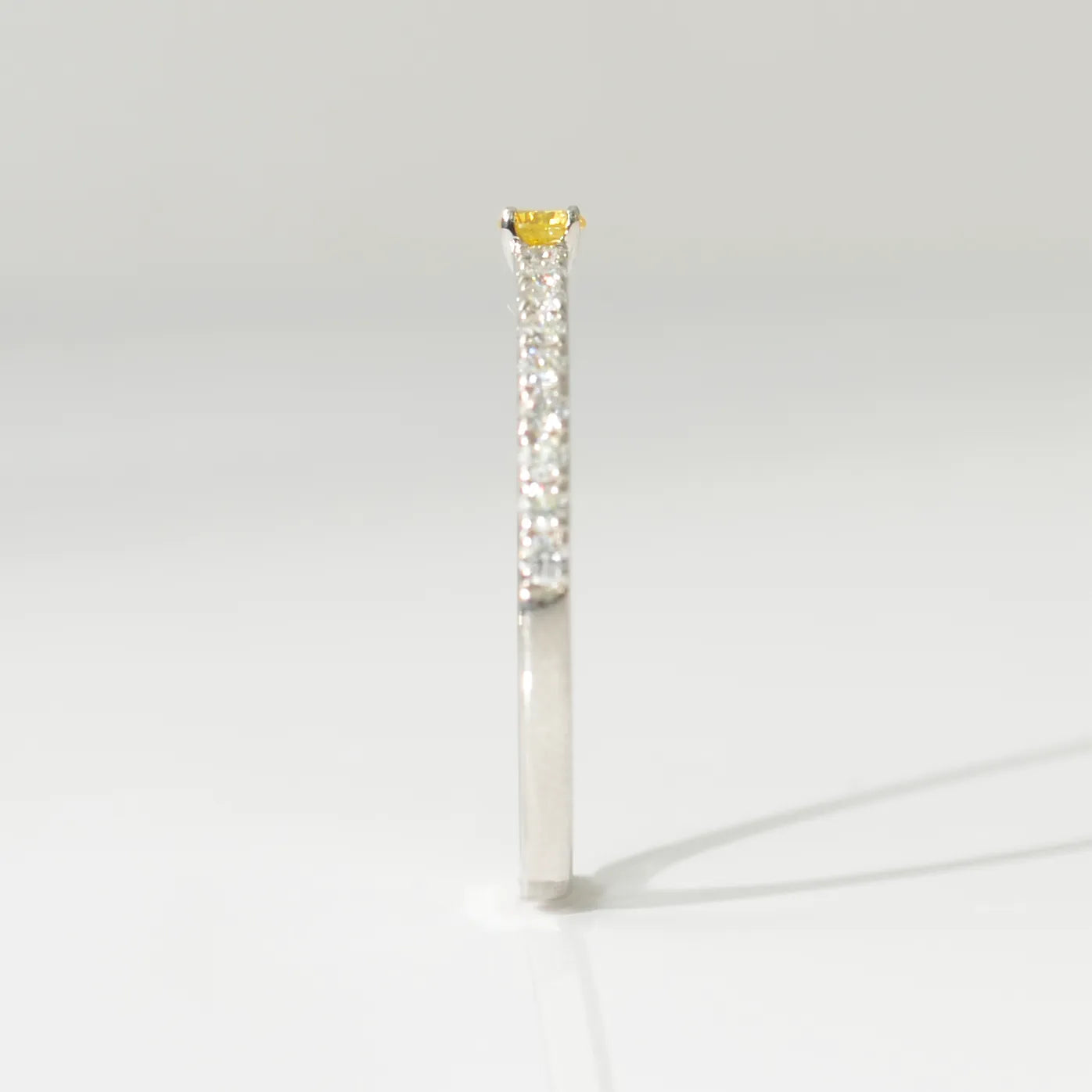 【限定1点】イエローダイヤモンド プラチナリング(TINSEL ETERNITY/0.076カラット/Fancy Vivid Yellow/I1/ラウンドカット/4月誕生石)《JRGD2065》