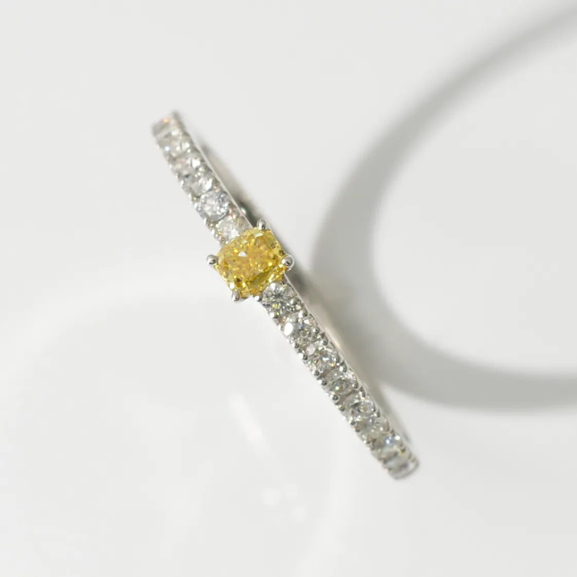 【限定1点】イエローダイヤモンド プラチナリング(TINSEL ETERNITY/0.136カラット/Fancy Intense Yellow/VS2/クッションカット/4月誕生石)《JRGD2067》