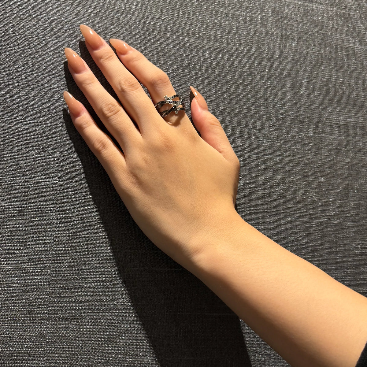 【限定1点】ブラックダイヤモンド/ダイヤモンド プラチナリング(計0.84ct/4月誕生石)《JRGD2121》