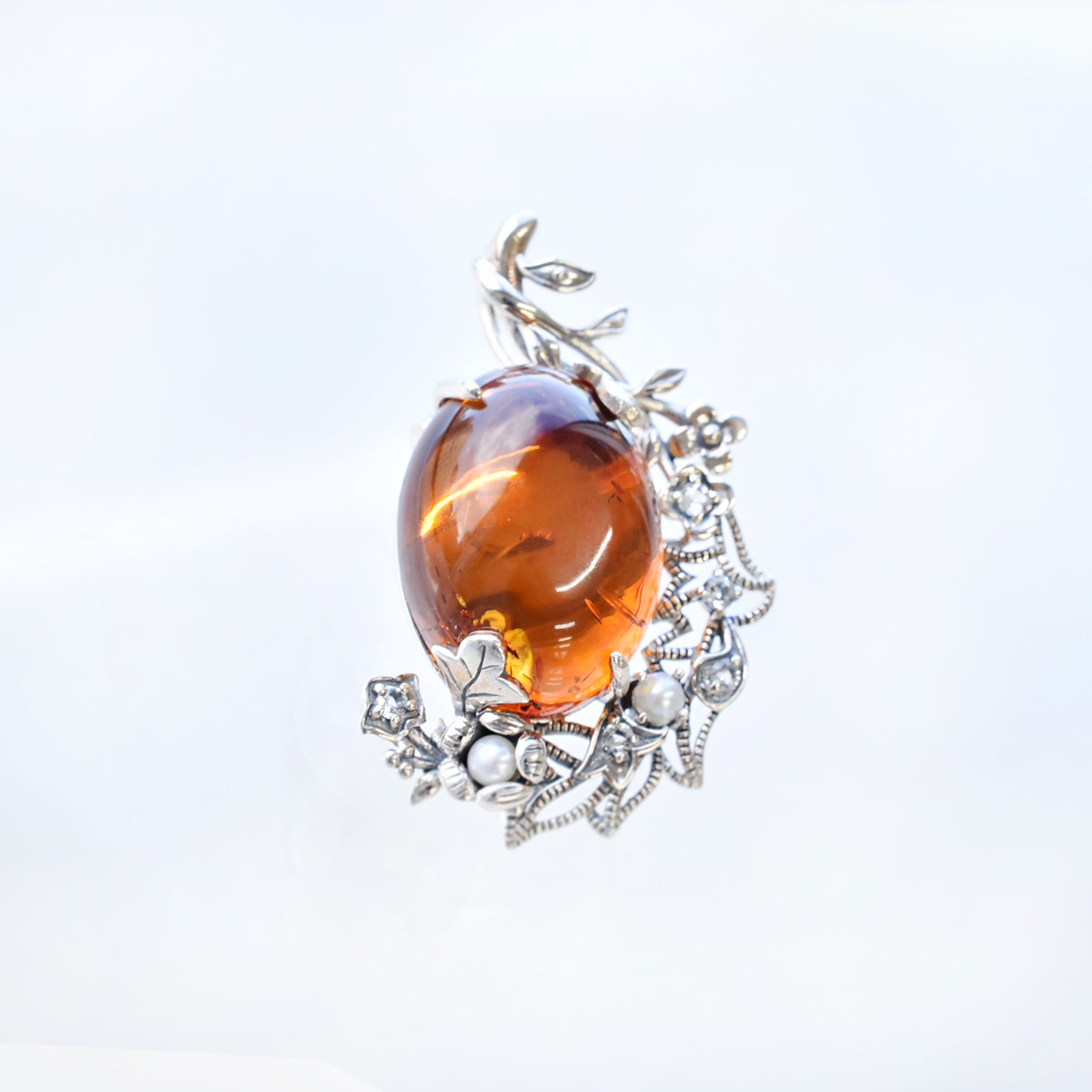 琥珀(こはく)/ホワイトトパーズ シルバーブローチ兼ペンダントトップ(やぐるまぎく)《M0020039》