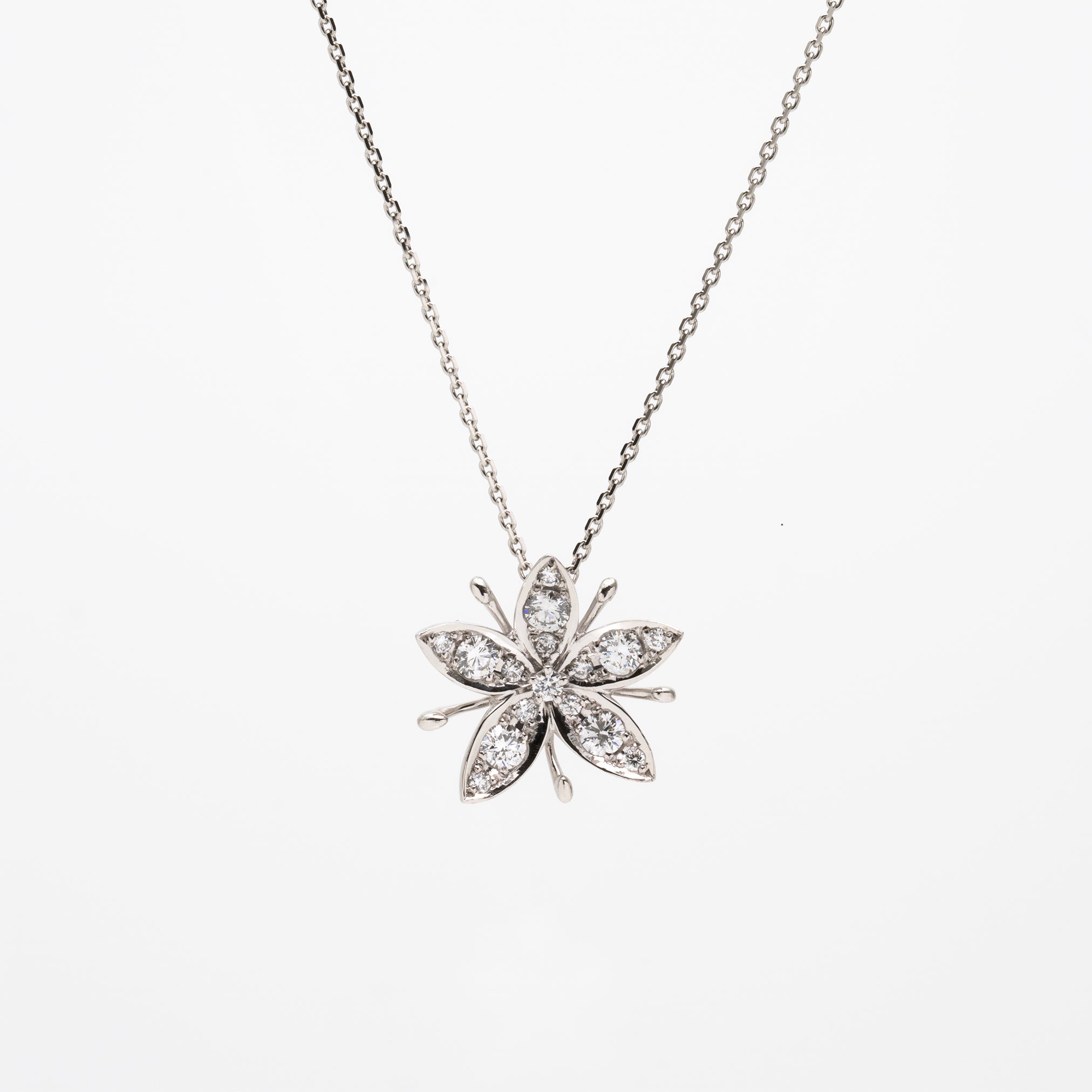 ダイヤモンド プラチナネックレス(万年草モチーフ/4月誕生石/鑑別書付き)《M0030002》