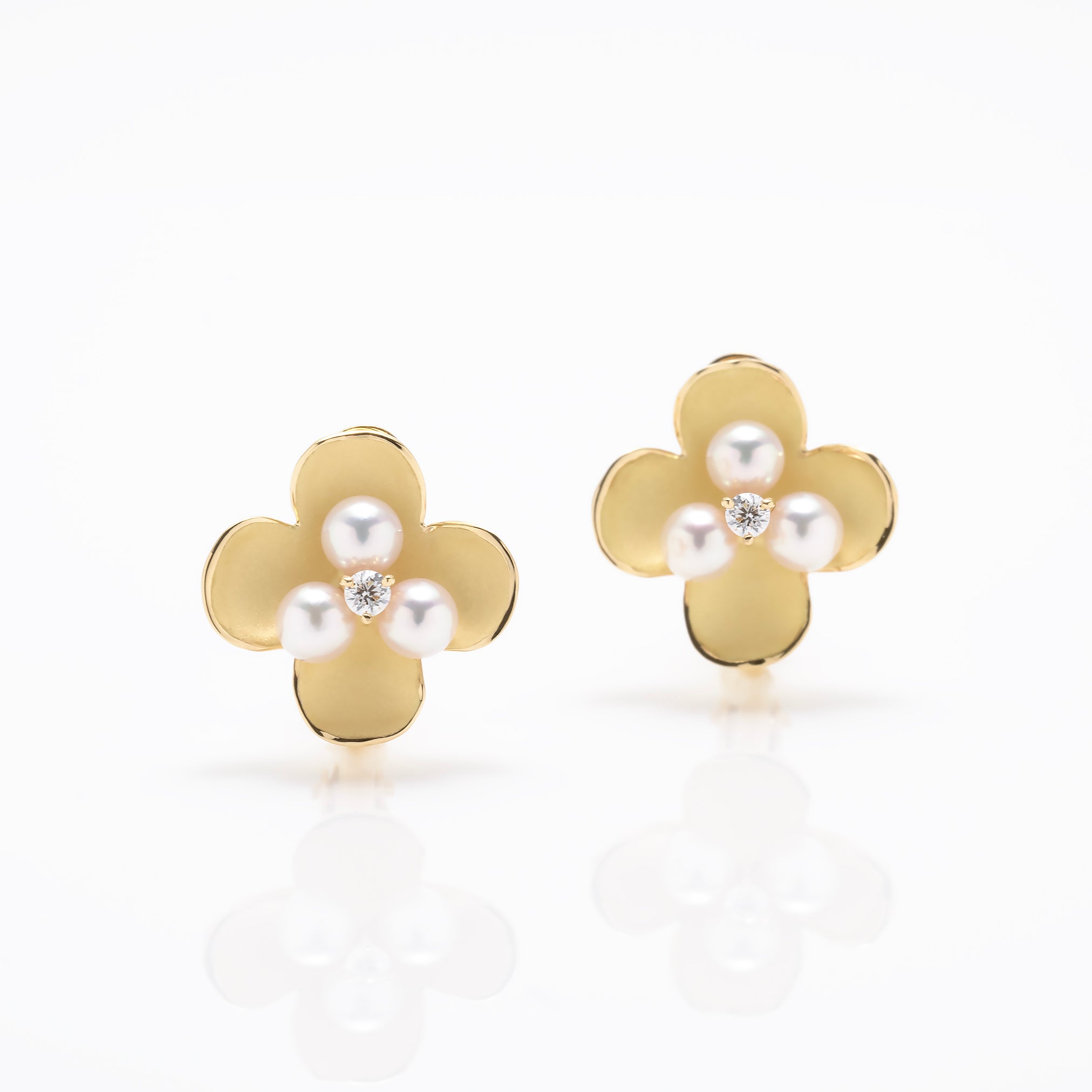 パール K18イヤリング(アコヤ真珠/花水木<ハナミズキ>モチーフ/6月誕生石/鑑別書付き)《M0030009》